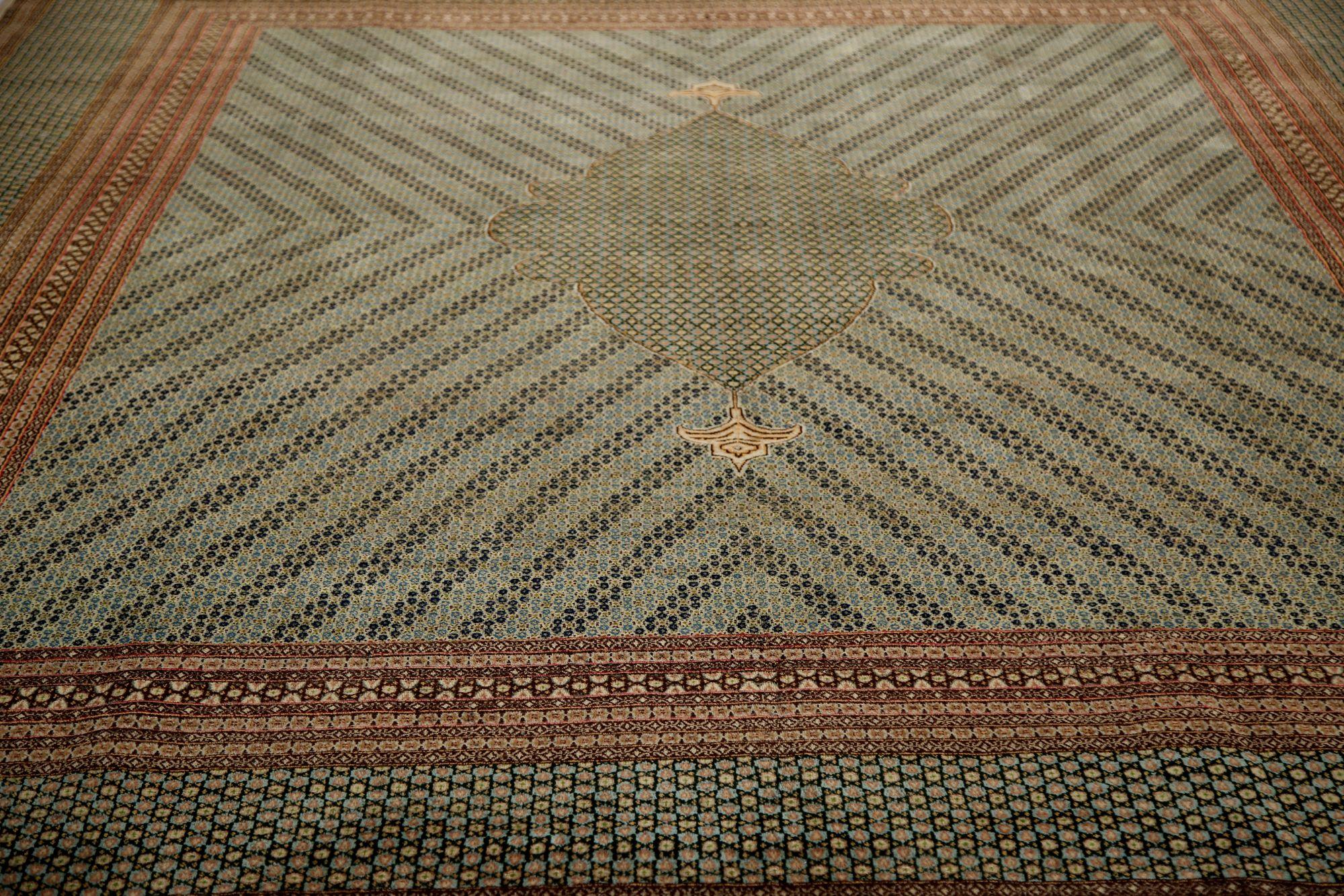 Entdecken Sie die Eleganz des persischen Kerman mit Teppichen aus der Zeit um 1910. Dieses exklusive Design aus Wolle und Elfenbein ist perfekt, um Ihren Raum zu verschönern.