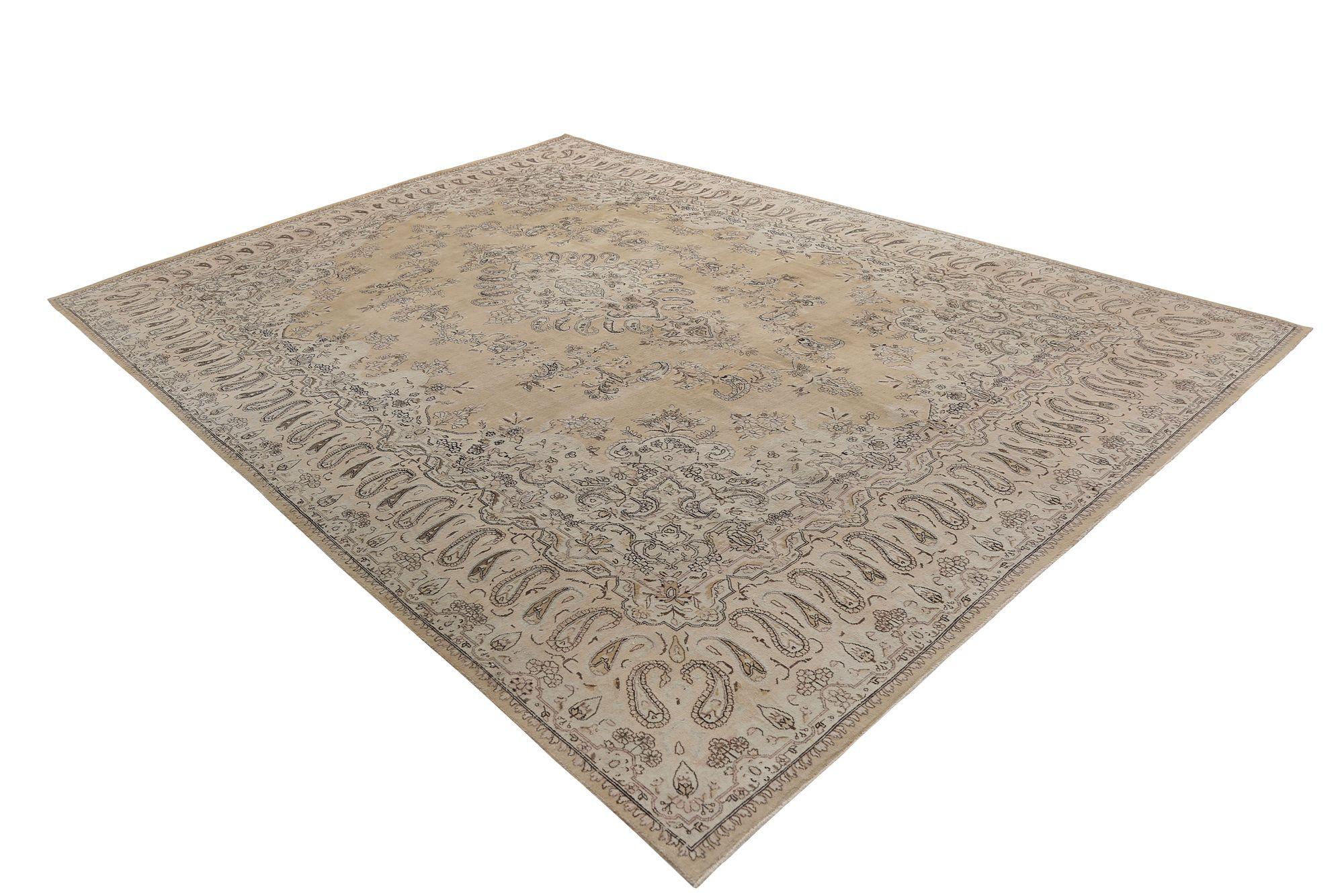 Entdecken Sie die Eleganz des persischen Kerman mit Teppichen aus der Zeit um 1910. Dieses exklusive Design aus Wolle und IvoryTaupe ist perfekt, um Ihren Raum zu verschönern.