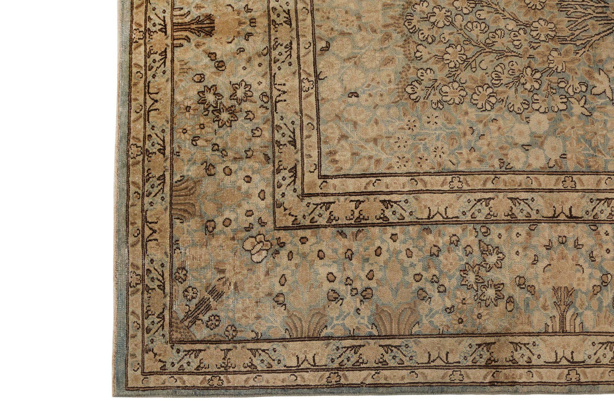 Scopri l'eleganza dei tappeti persiani Kerman, caratterizzati da un'area CIRCA del 1910. Progettato con lana e IvoryTaupe, questo design esclusivo è perfetto per valorizzare il tuo spazio.