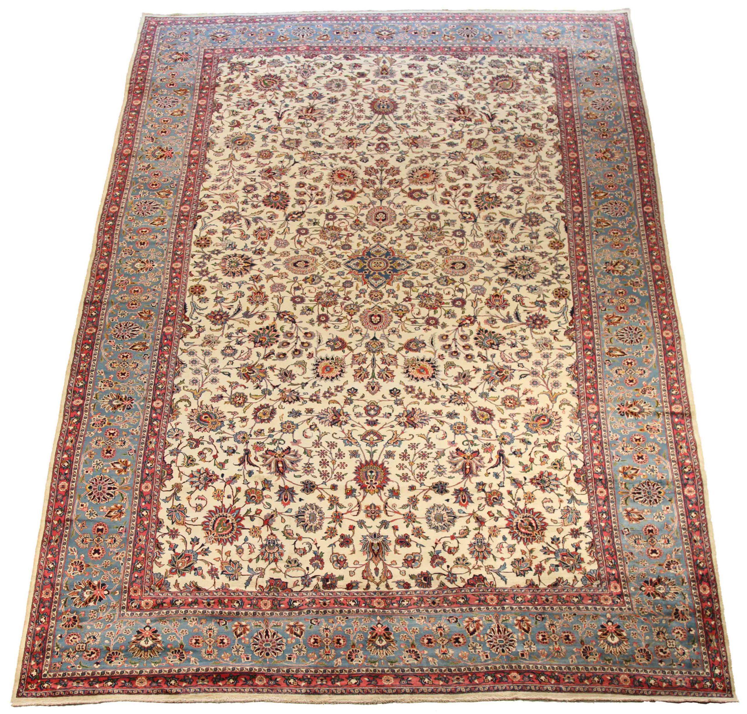 Entdecken Sie die Eleganz des persischen Kerman mit seiner wunderschönen Handwerkskunst aus der Zeit um 1880. Dieses exklusive Design, das mit viel Liebe zum Detail entworfen wurde, ist perfekt, um Ihren Raum zu verschönern.