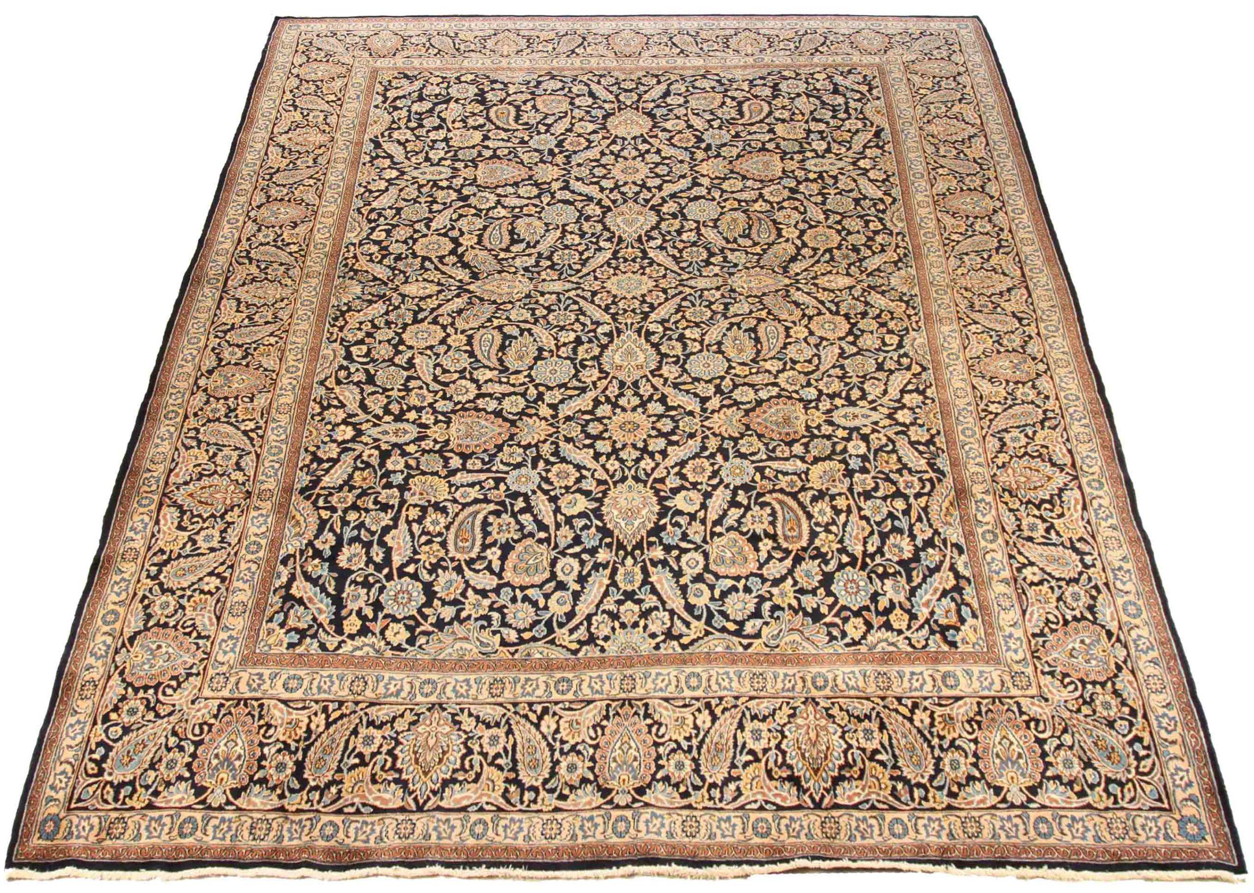 Entdecken Sie die Eleganz des persischen Kerman mit seiner wunderschönen Handwerkskunst aus der Zeit um 1880. Dieses exklusive Design, das mit viel Liebe zum Detail entworfen wurde, ist perfekt, um Ihren Raum zu verschönern.