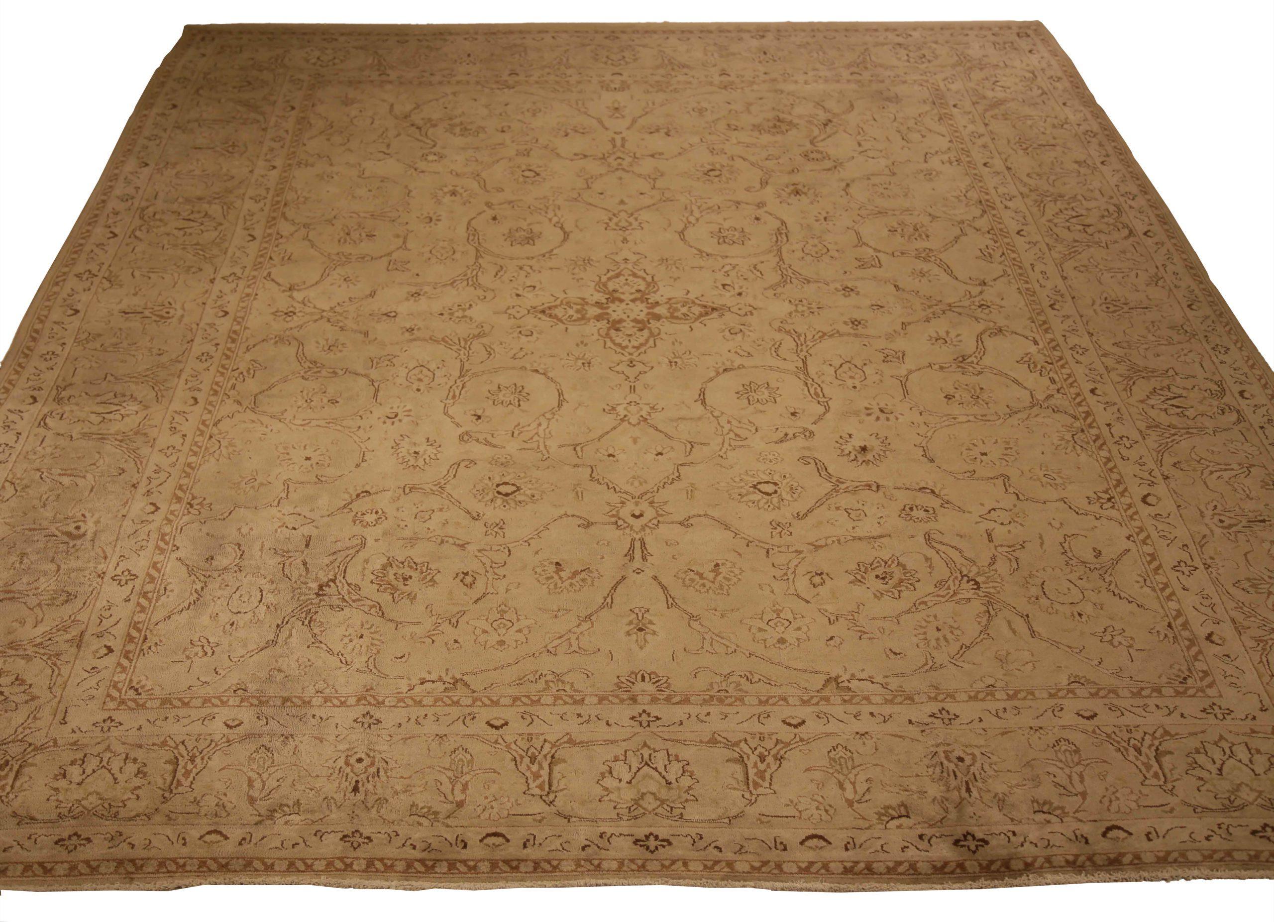 Entdecken Sie die Eleganz des persischen Kerman mit seiner wunderschönen Handwerkskunst. Dieses exklusive Design, das mit viel Liebe zum Detail entworfen wurde, ist perfekt, um Ihren Raum zu verschönern.