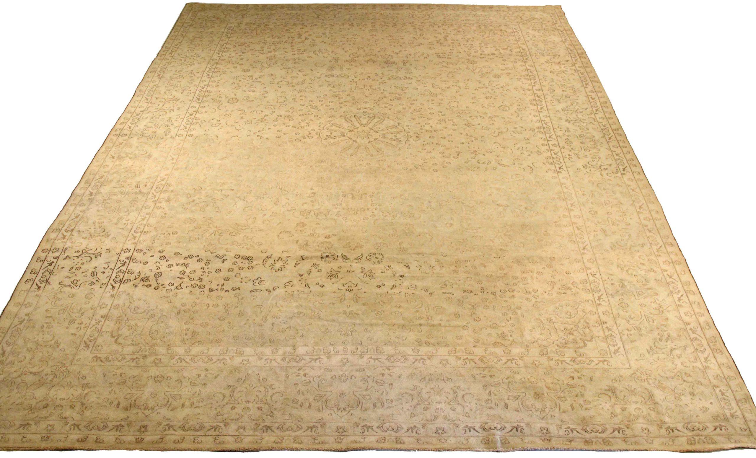 Entdecken Sie die Eleganz des persischen Kerman mit einem übergroßen Teppich von CIRCA 1880. Dieses exklusive Design aus Wolle und Elfenbein ist perfekt, um Ihren Raum zu verschönern.