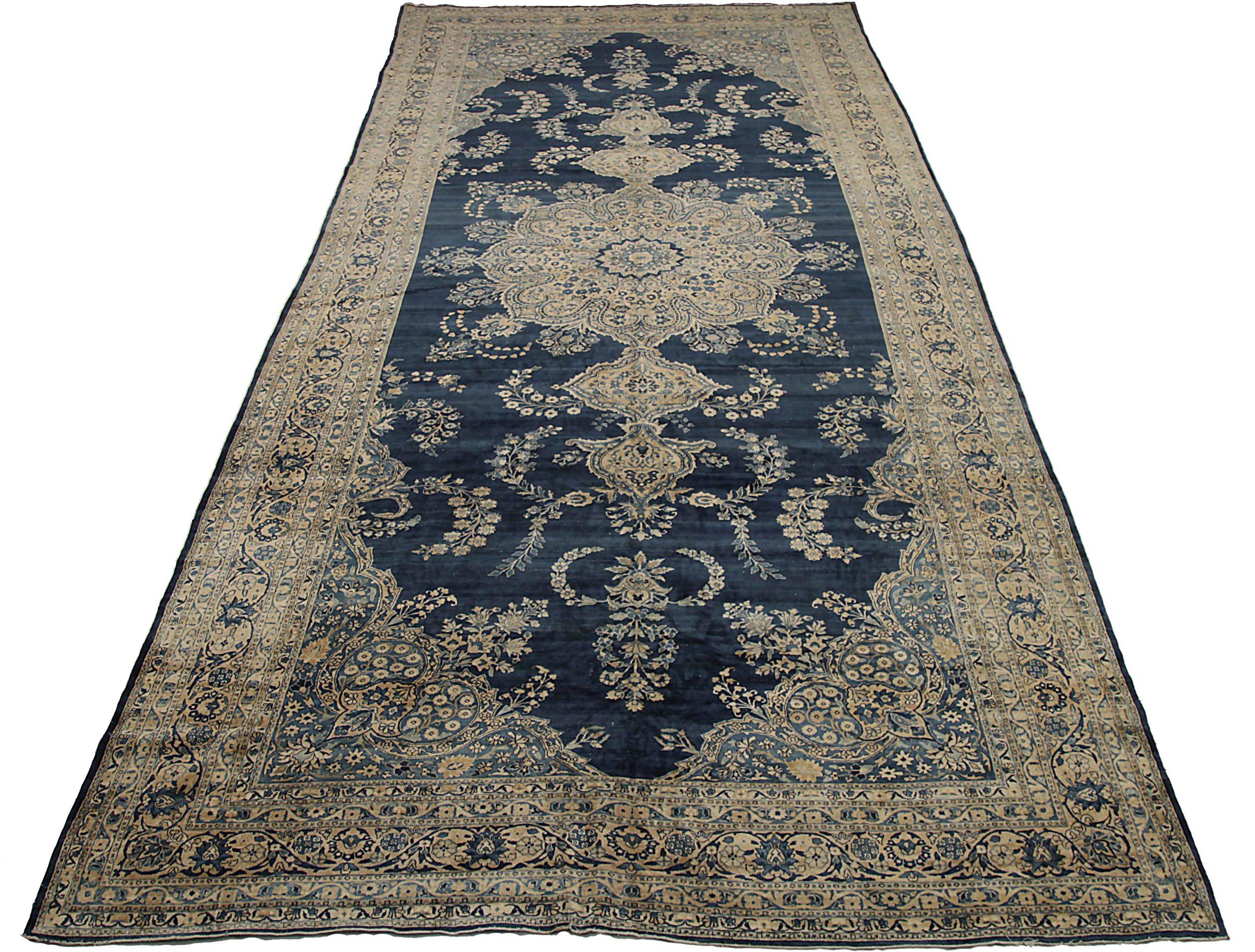 Scopri l'eleganza del tappeto persiano Kerman, caratterizzato da un formato over size, CIRCA 1880. Progettato con lana e avorio, questo design esclusivo è perfetto per valorizzare il tuo spazio.