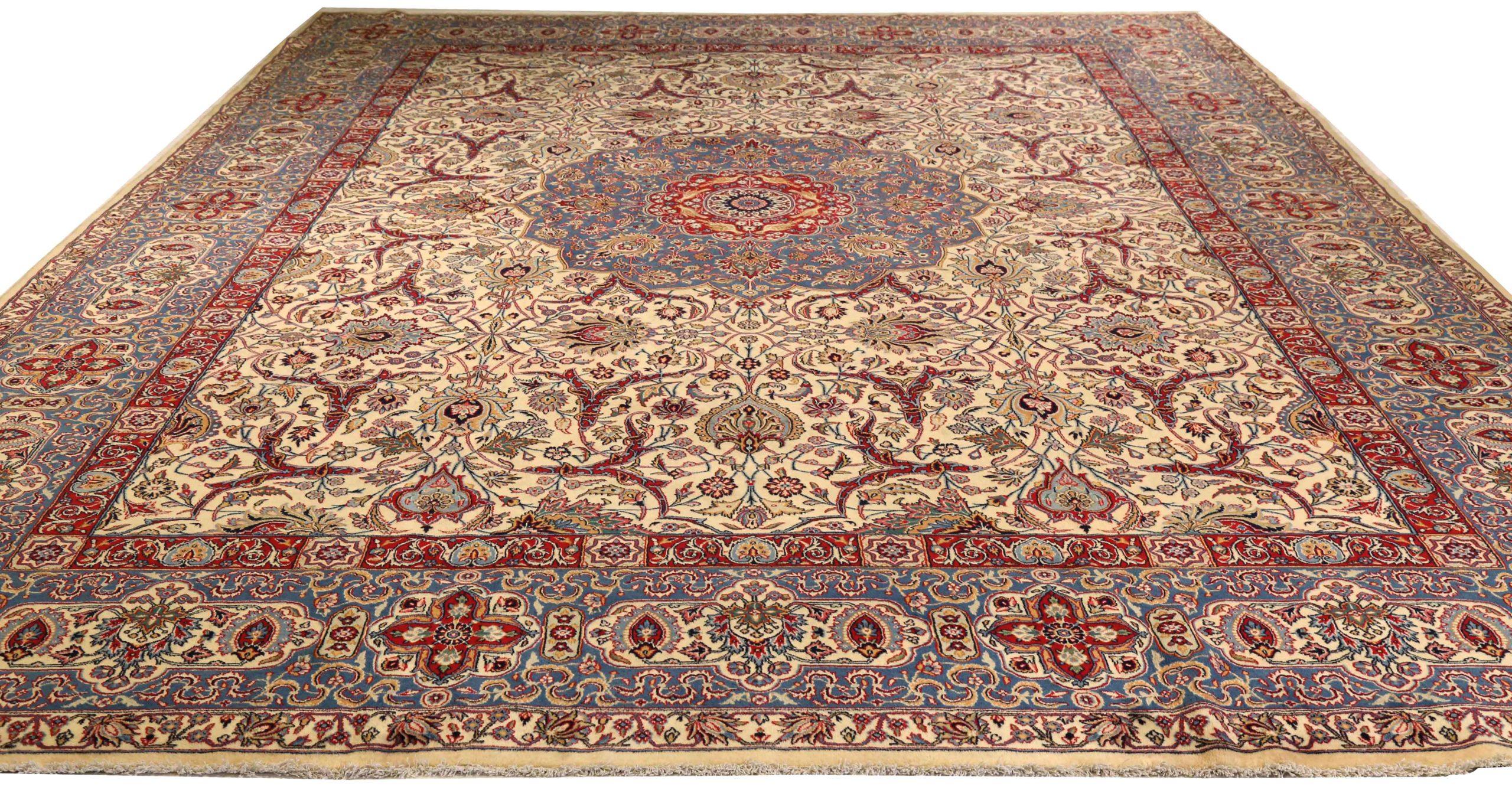 Entdecken Sie die Eleganz des persischen Kerman mit einem übergroßen Teppich von CIRCA 1910. Dieses exklusive Design aus Wolle und Blau-Elfenbein-Rot ist perfekt, um Ihren Raum zu verschönern.