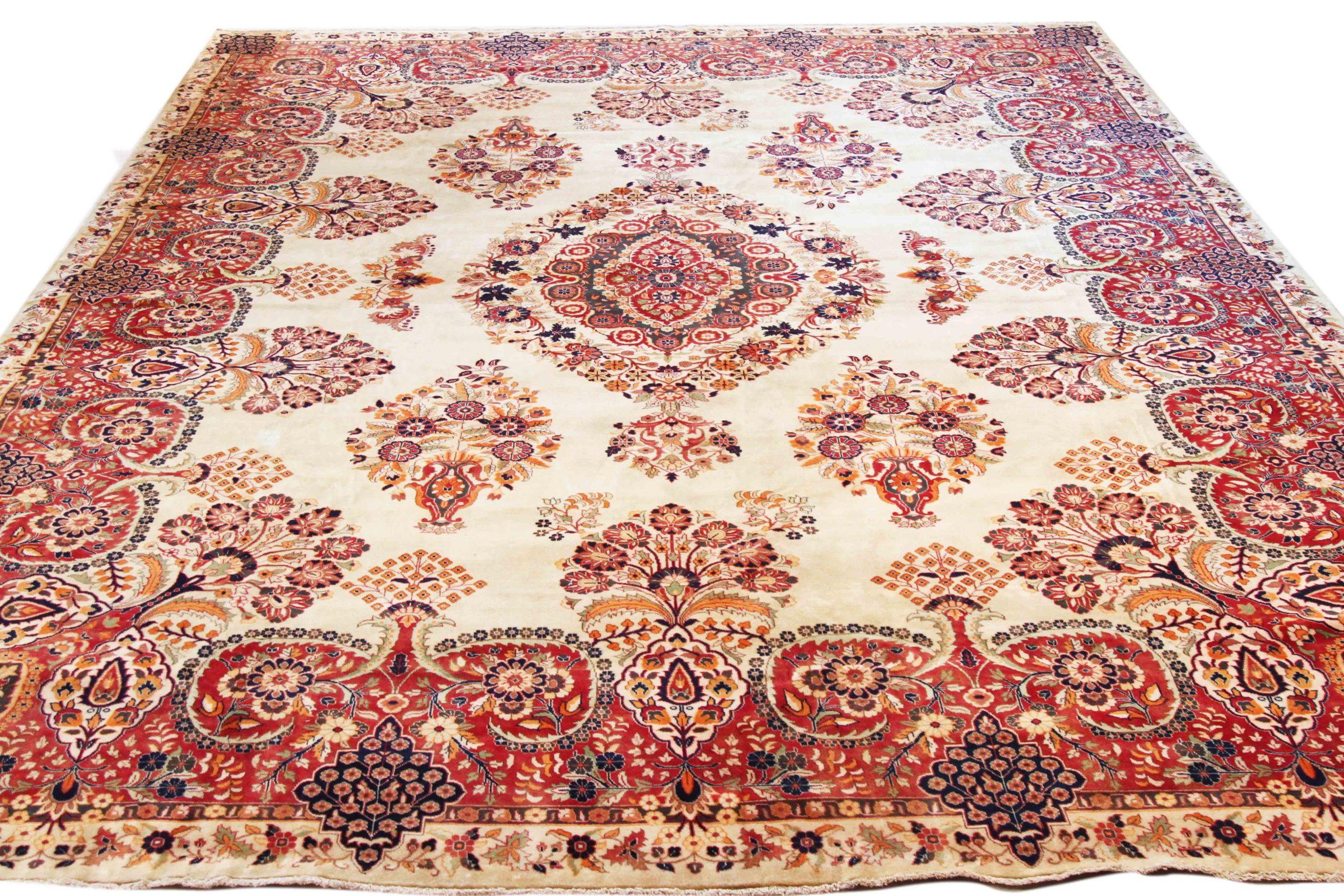 Scopri l'eleganza del tappeto persiano Kerman, caratterizzato da un formato over size, CIRCA 1940. Progettato con lana e blu-avorio-rosso, questo design esclusivo è perfetto per valorizzare il tuo spazio.