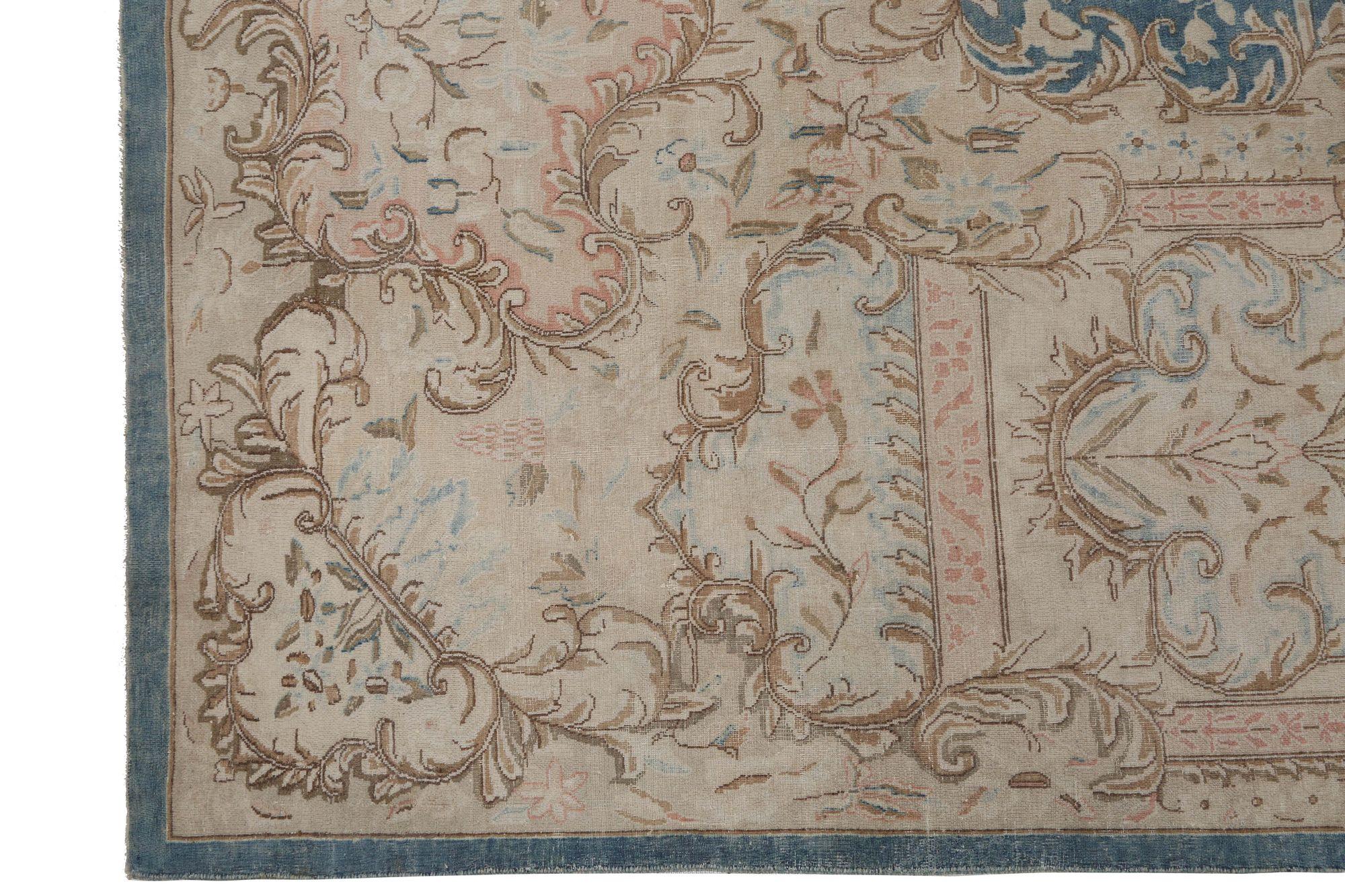 Scopri l'eleganza del tappeto persiano Kerman, caratterizzato da un formato over size, CIRCA 1910. Progettato con lana e BlueTaupe, questo design esclusivo è perfetto per valorizzare il tuo spazio.
