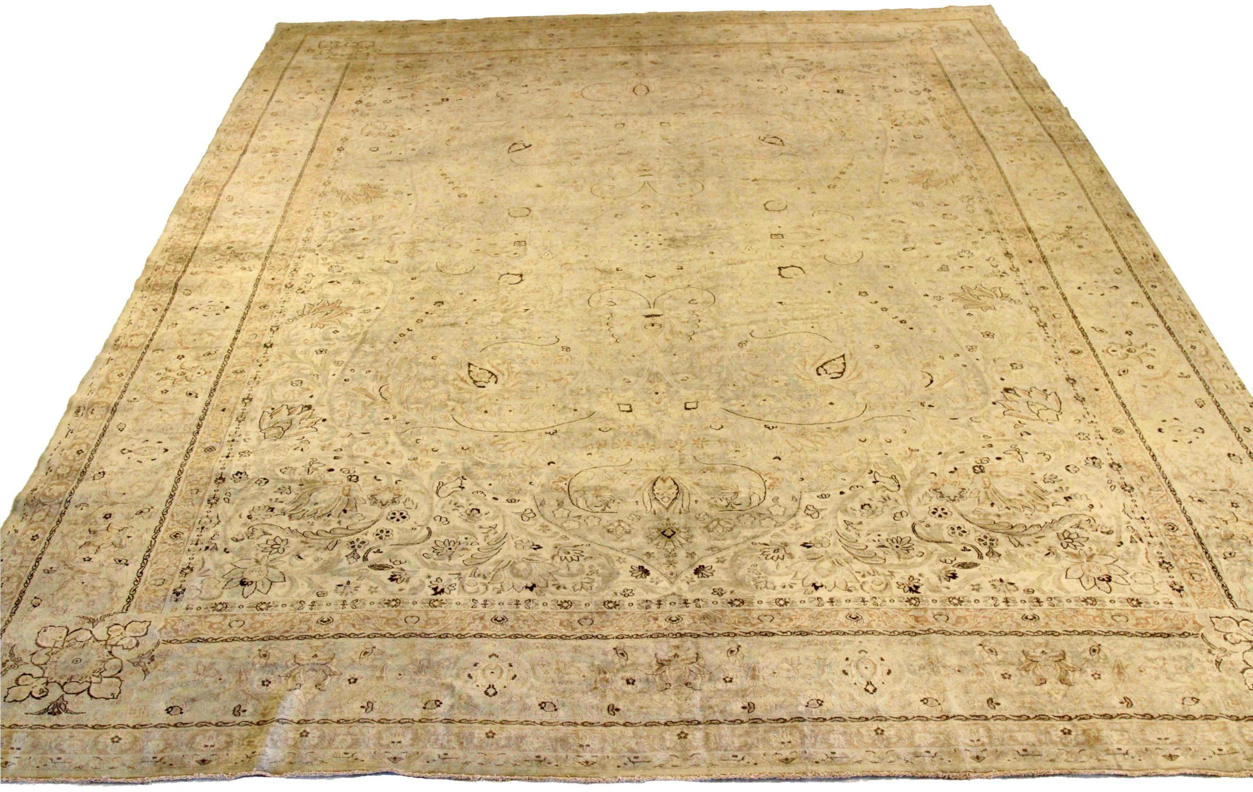 Entdecken Sie die Eleganz des persischen Kerman mit einem übergroßen Teppich von CIRCA 1910. Dieses exklusive Design aus Wolle und GreenIvory ist perfekt, um Ihren Raum zu verschönern.