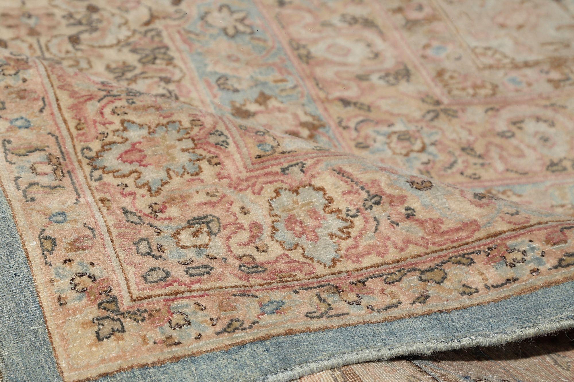 Scopri l'eleganza del tappeto persiano Kerman, caratterizzato da un formato over size, CIRCA 1940. Progettato con lana e blu avorio, questo design esclusivo è perfetto per valorizzare il tuo spazio.