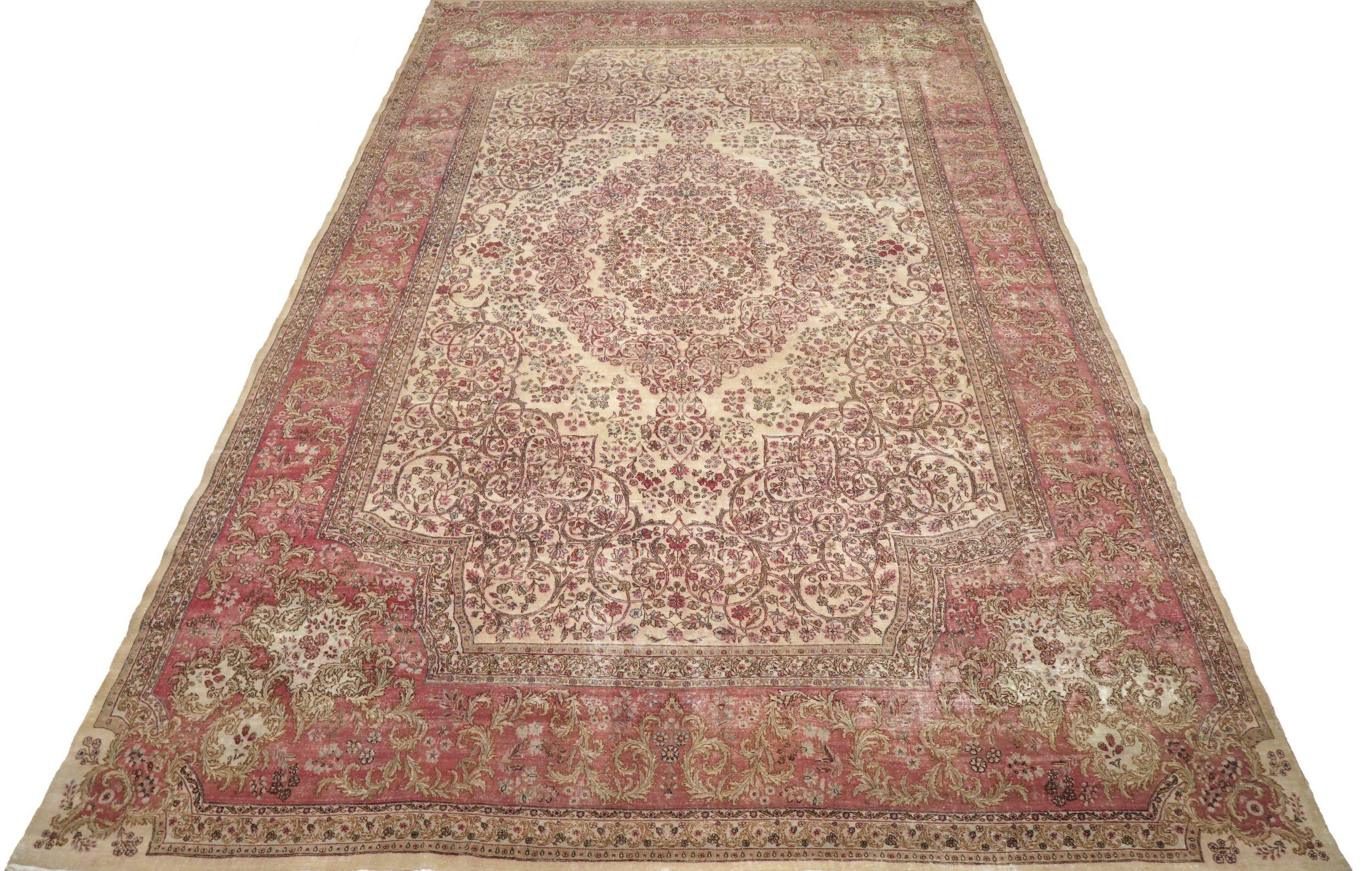 Entdecken Sie die Eleganz des persischen Kerman mit einem übergroßen Teppich von CIRCA 1910. Dieses exklusive Design aus Wolle und Elfenbeinrosa ist perfekt, um Ihren Raum zu verschönern.