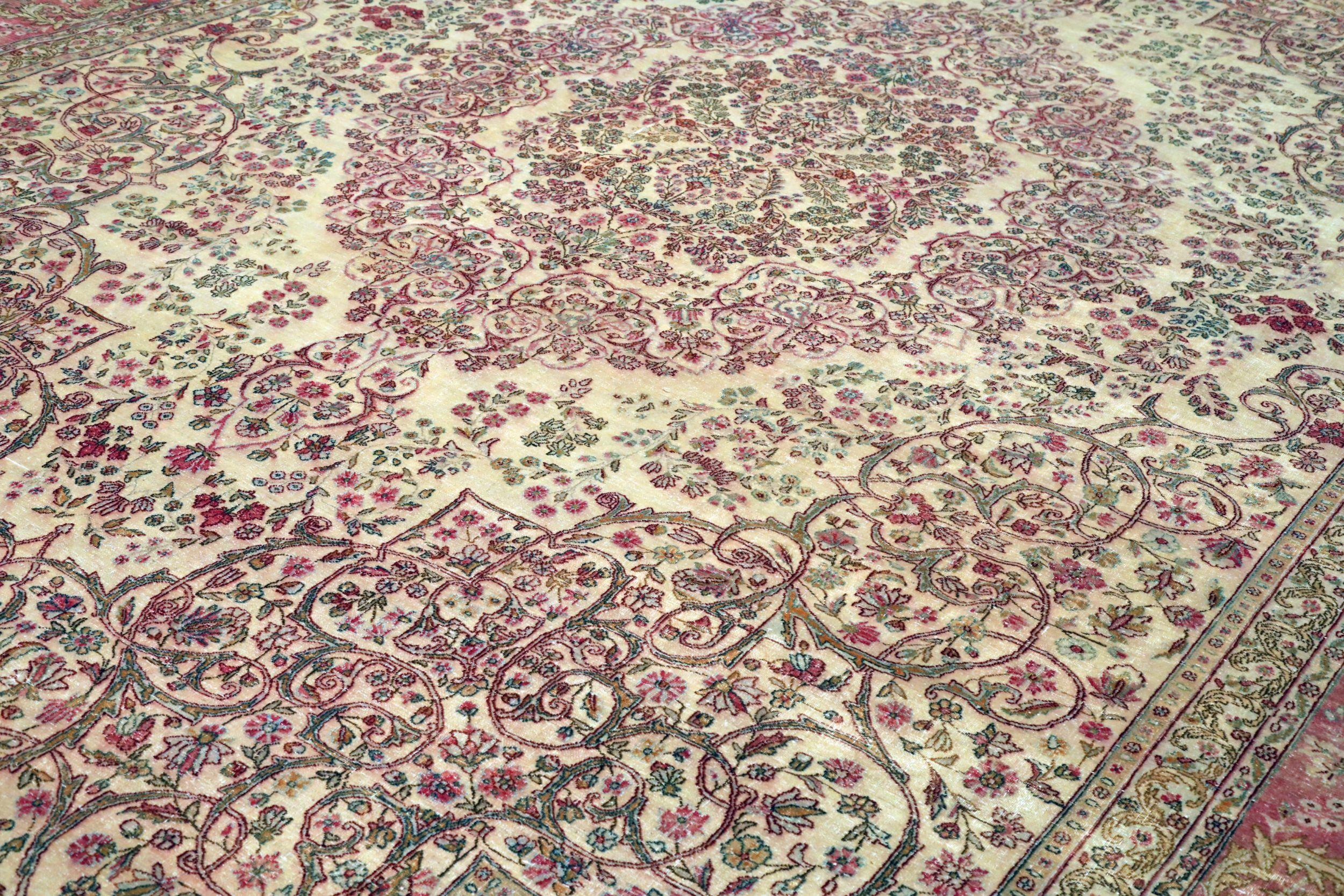 Persischer Kerman Over Size-Teppich - Wolle Elfenbeinrosa Design - 94541 (Stammeskunst) im Angebot