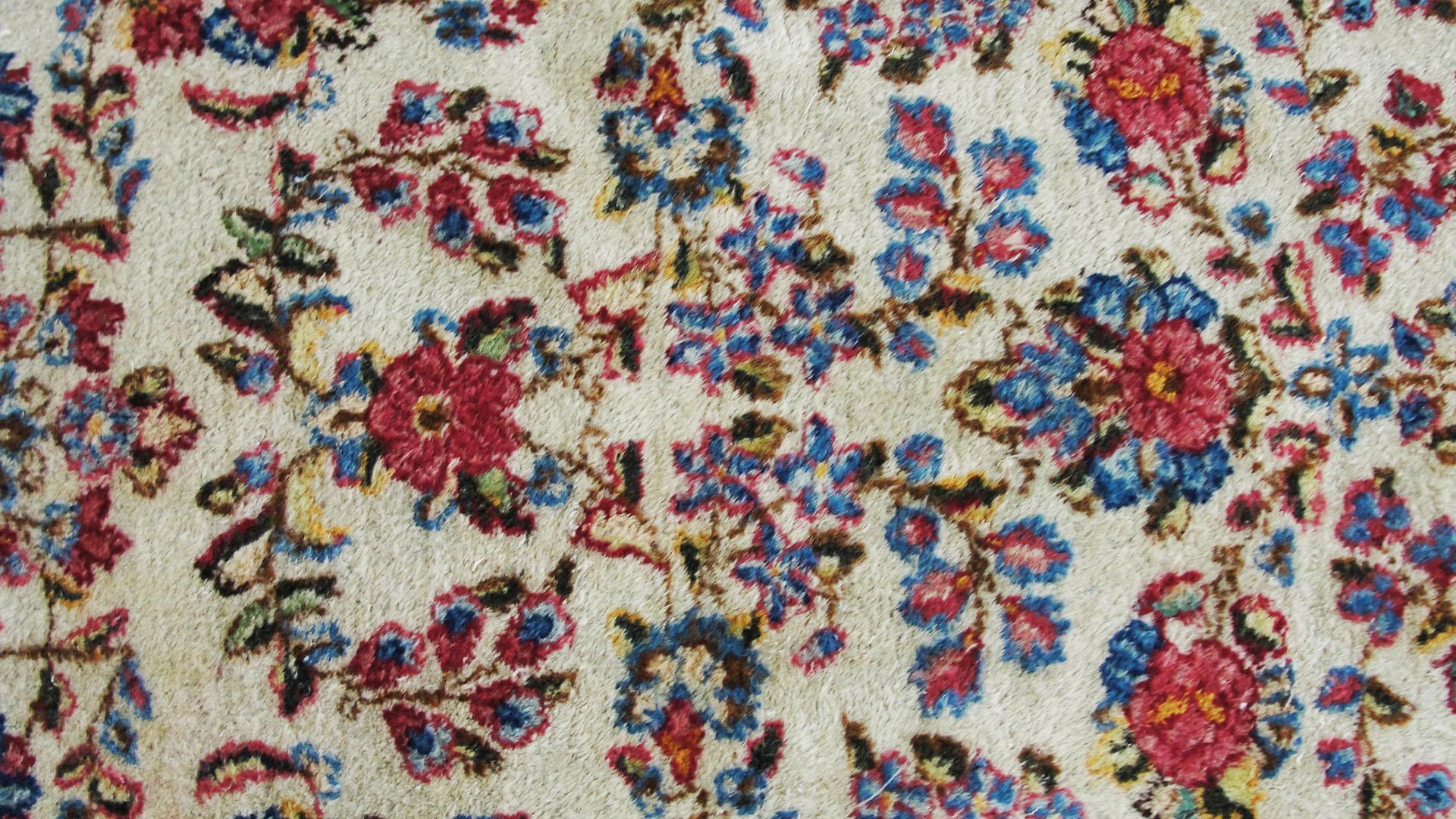 Persian Kerman Rug In Good Condition For Sale In Evanston, IL
