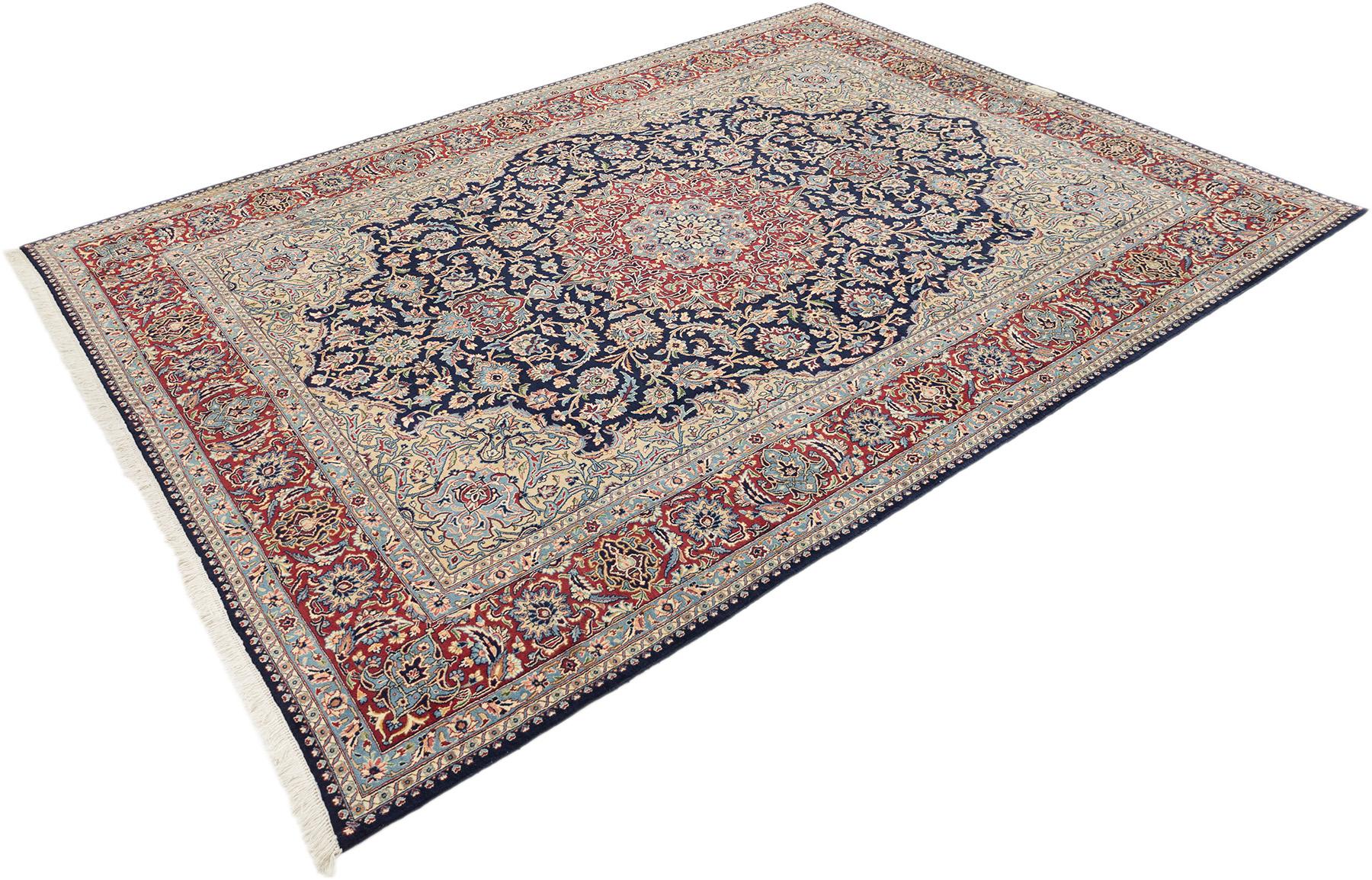 Tappeto persiano Kerman annodato a mano, tessuto in Iran nel 1960 circa.

Questo Kerman classico è caratterizzato da un campo blu profondo incorniciato da un elegante medaglione centrale nei toni tenui del rosso, dell'avorio e dell'azzurro. Il