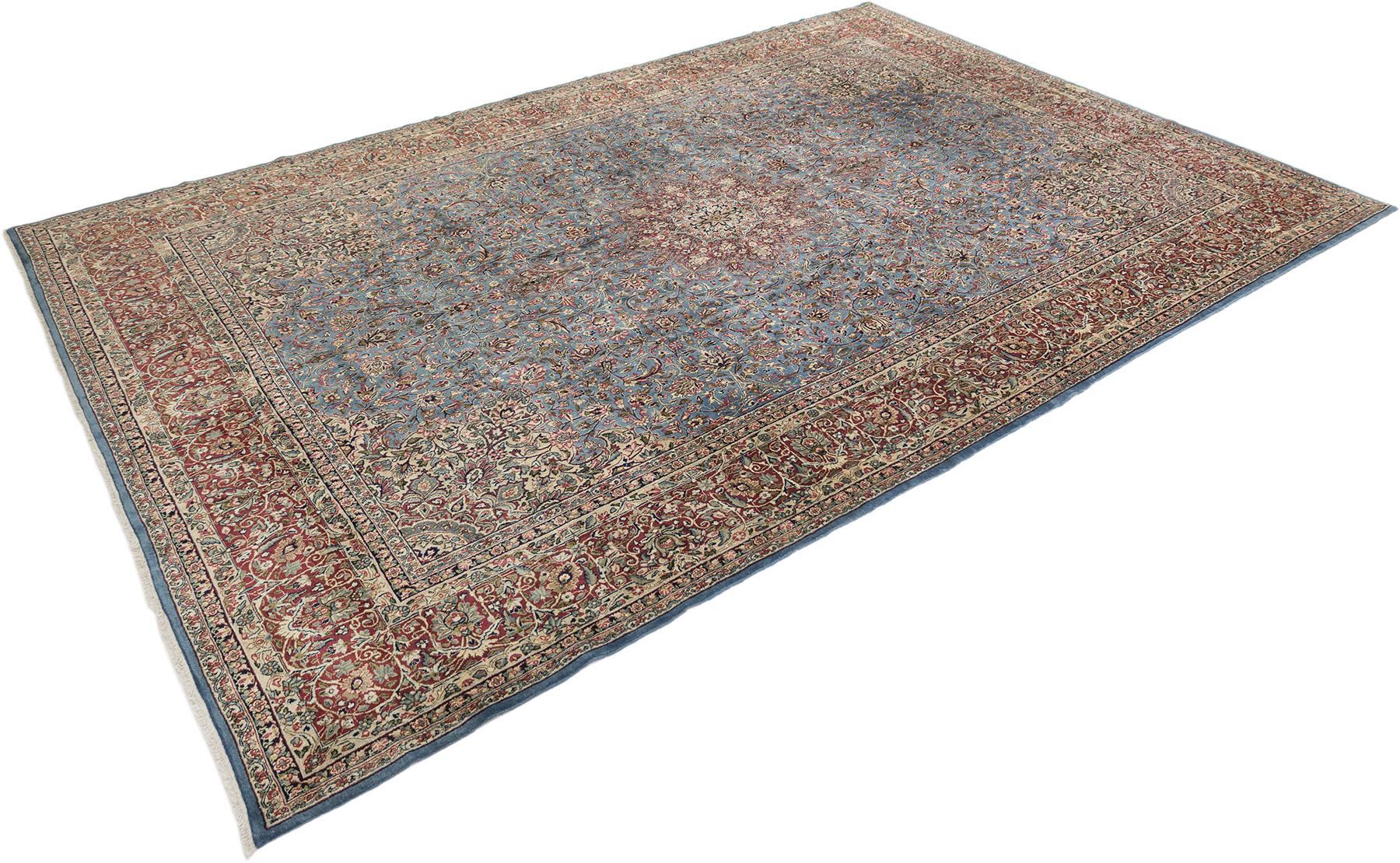 Handgeknüpfter Kerman-Teppich, gewebt im Iran um 1950.

Dieser alte persische Kerman zeichnet sich durch ein fein detailliertes zentrales Medaillon aus, das von einem komplizierten floralen Allover-Muster auf einem hellblauen Feld umgeben ist, das