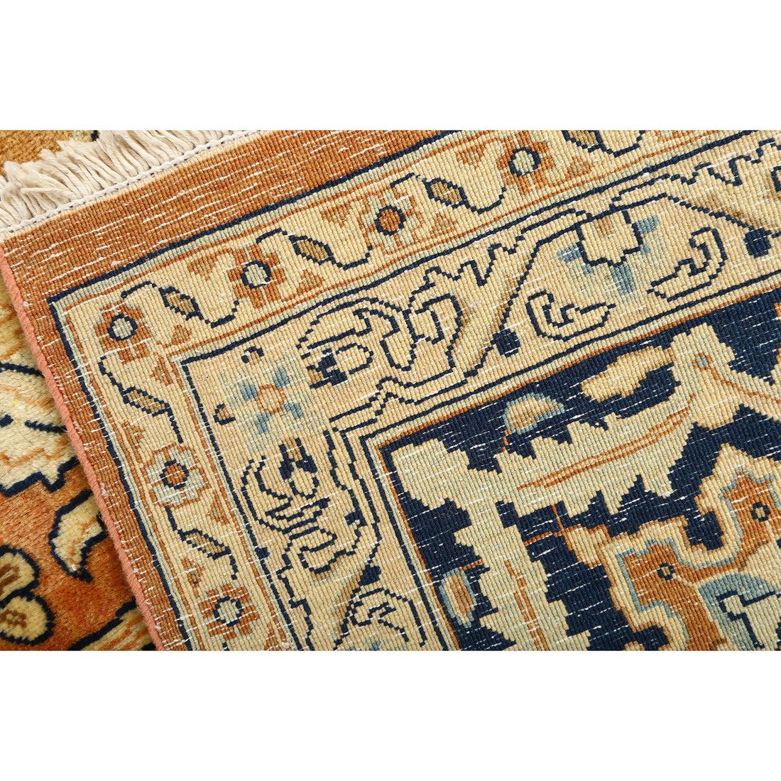 I tappeti Kerman sono tappeti persiani originari della città di Kerman, nel sud-est dell'Iran. Questi tappeti sono rinomati per la loro eccezionale maestria, gli intricati disegni e la qualità lussuosa, che li rendono molto apprezzati nel mondo dei