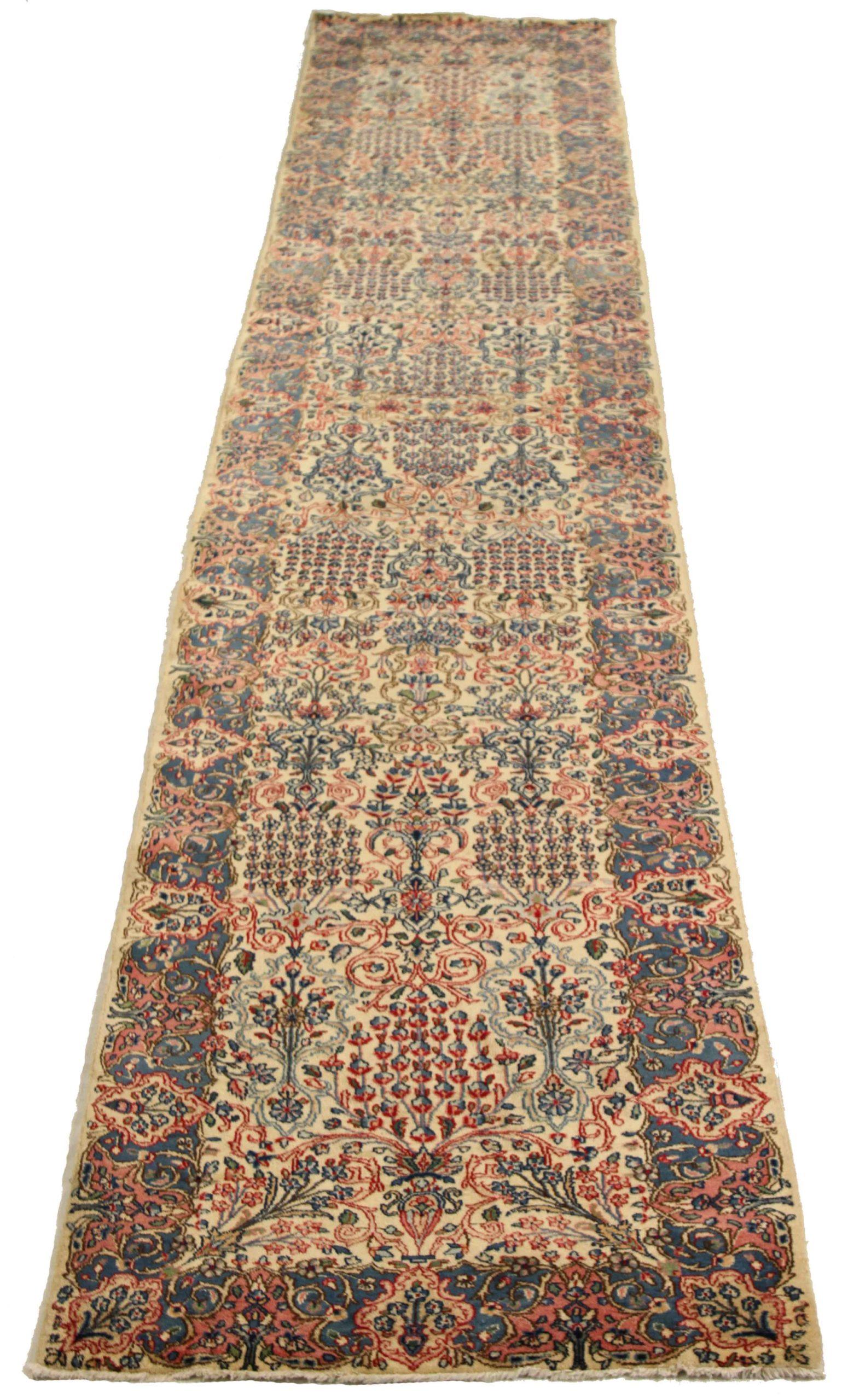 Entdecken Sie die Eleganz des persischen Kerman mit dem Läufer aus der Zeit um 1880. Dieses exklusive Design, das mit viel Liebe zum Detail entworfen wurde, ist perfekt, um Ihren Raum zu verschönern.