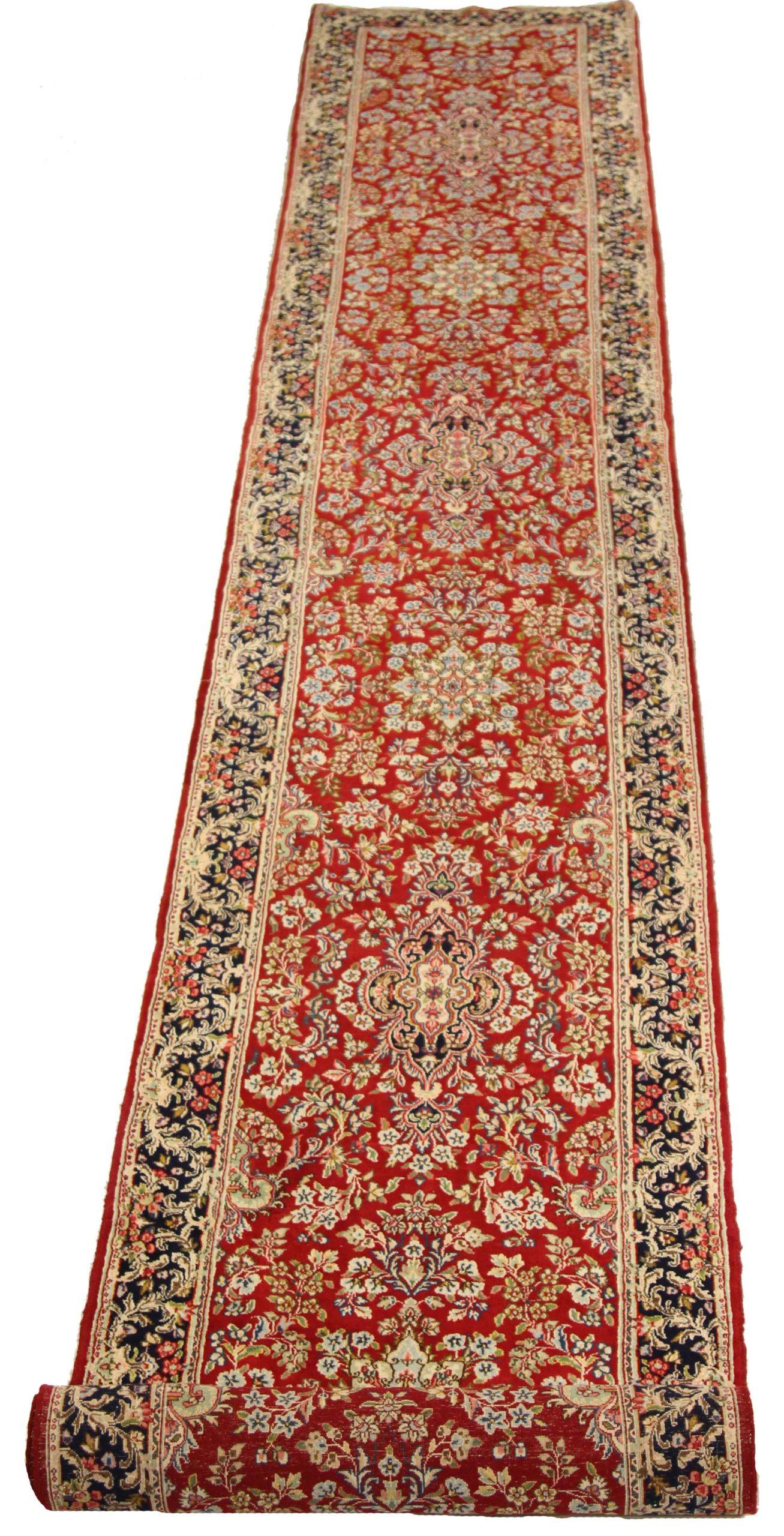 Entdecken Sie die Eleganz des persischen Kerman mit dem Läufer aus der Zeit um 1910. Dieses exklusive Design aus Wolle und BlauBraunElfenbein ist perfekt, um Ihren Raum zu verschönern.