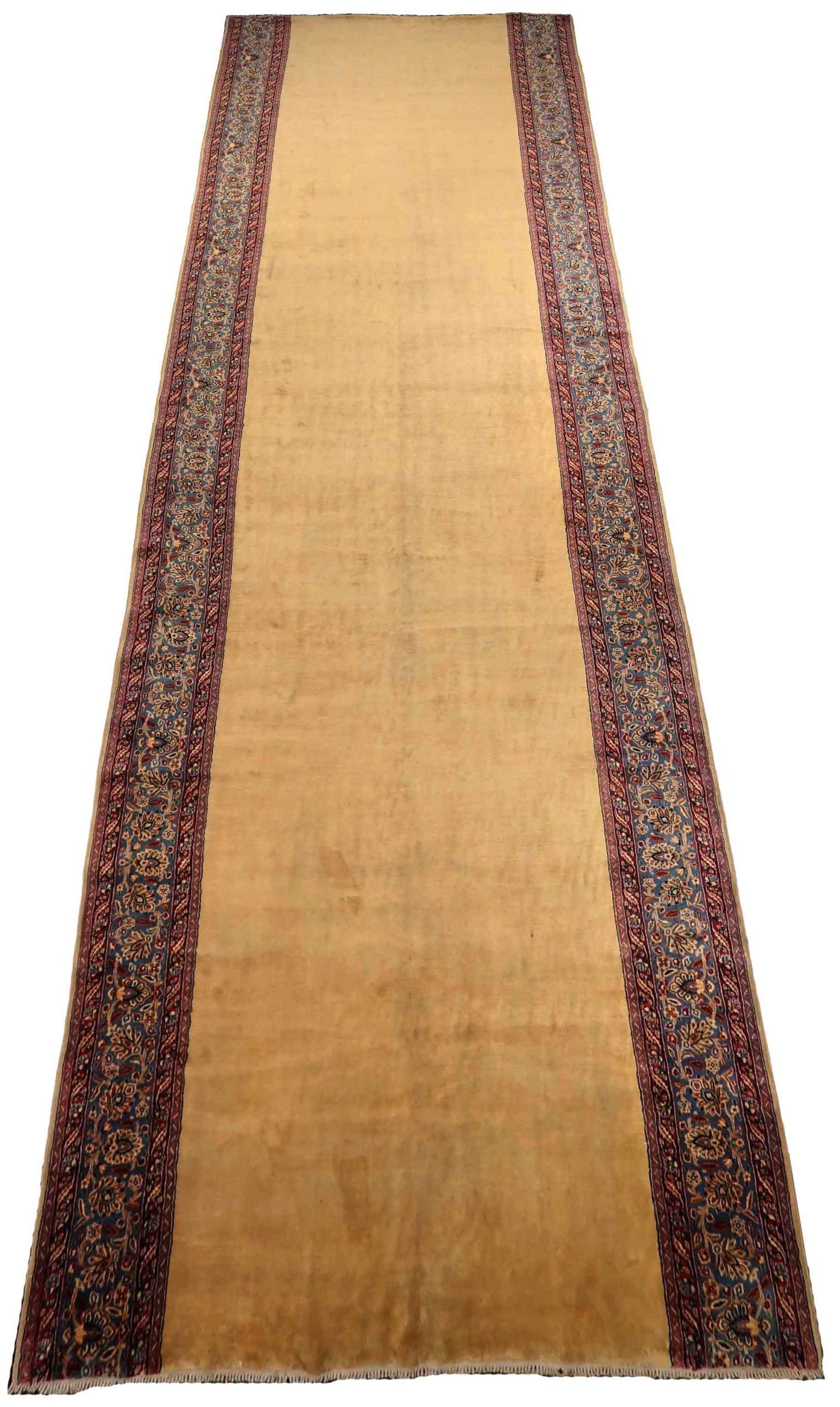 Descubre la elegancia de la alfombra persa Kerman Runner Rug de Circa 1910. Diseñado con lana y azul marino-rojo-amarillo, este diseño exclusivo es perfecto para realzar tu espacio.