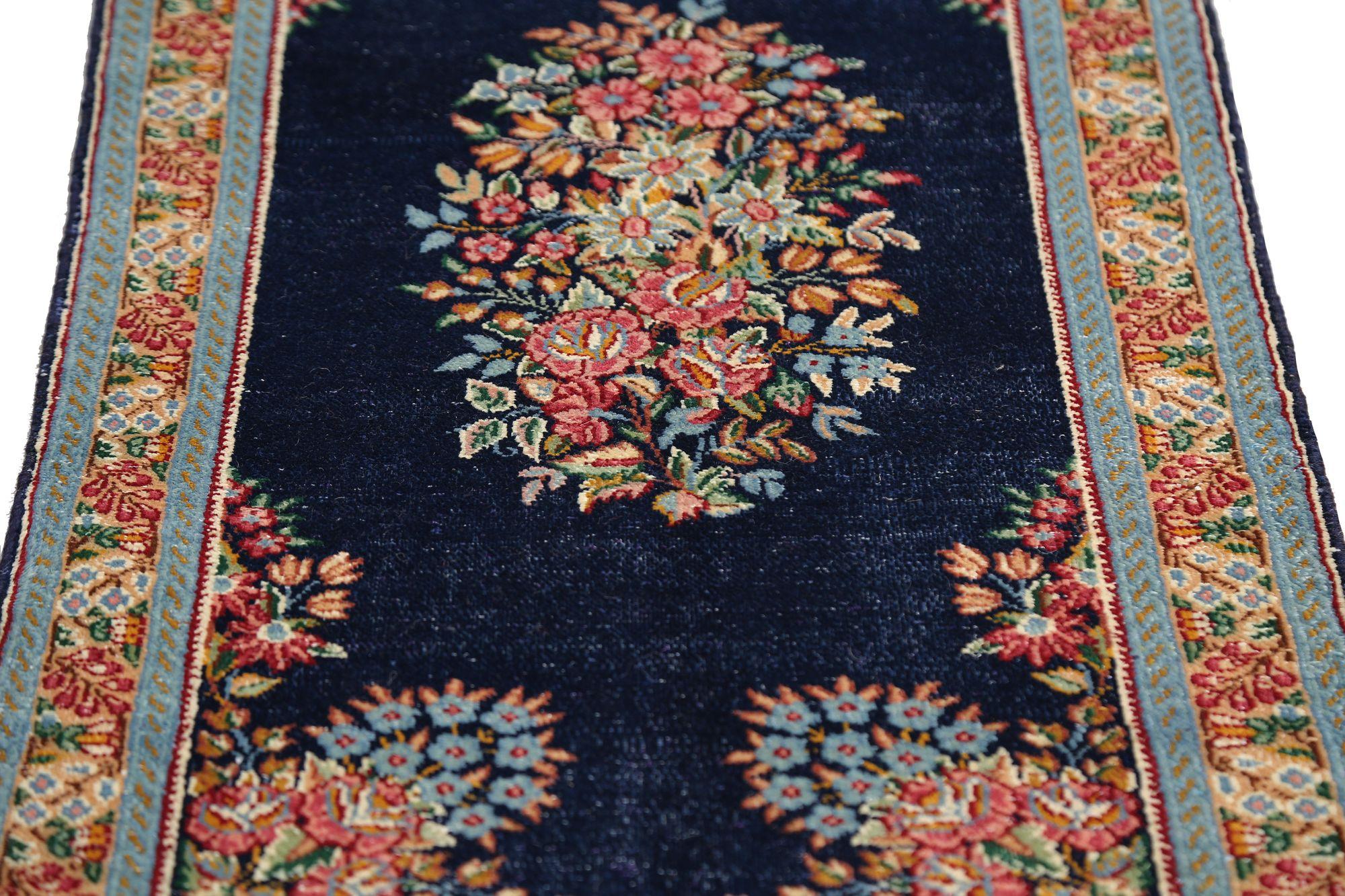 Scopri l'eleganza del tappeto persiano Kerman, caratterizzato da Runner Rug di CIRCA 1910. Progettato con lana e blu navy, questo design esclusivo è perfetto per valorizzare il tuo spazio.