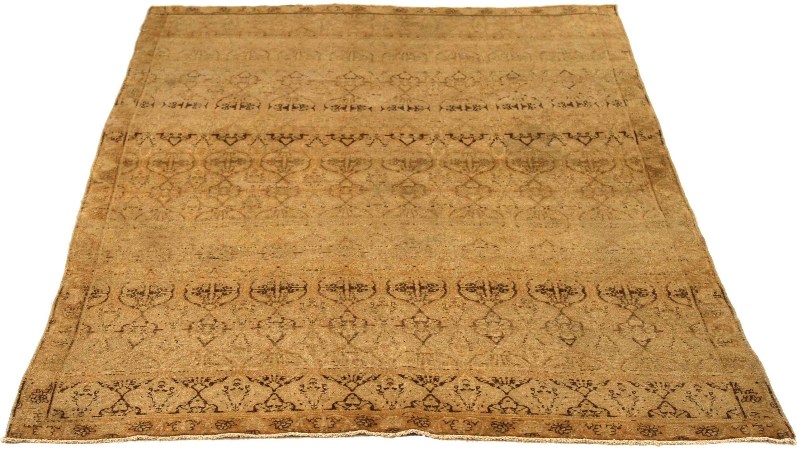 Scopri l'eleganza del tappeto persiano Kerman di piccole dimensioni CIRCA 1880. Progettato in lana e marrone-avorio, questo design esclusivo è perfetto per valorizzare il tuo spazio.