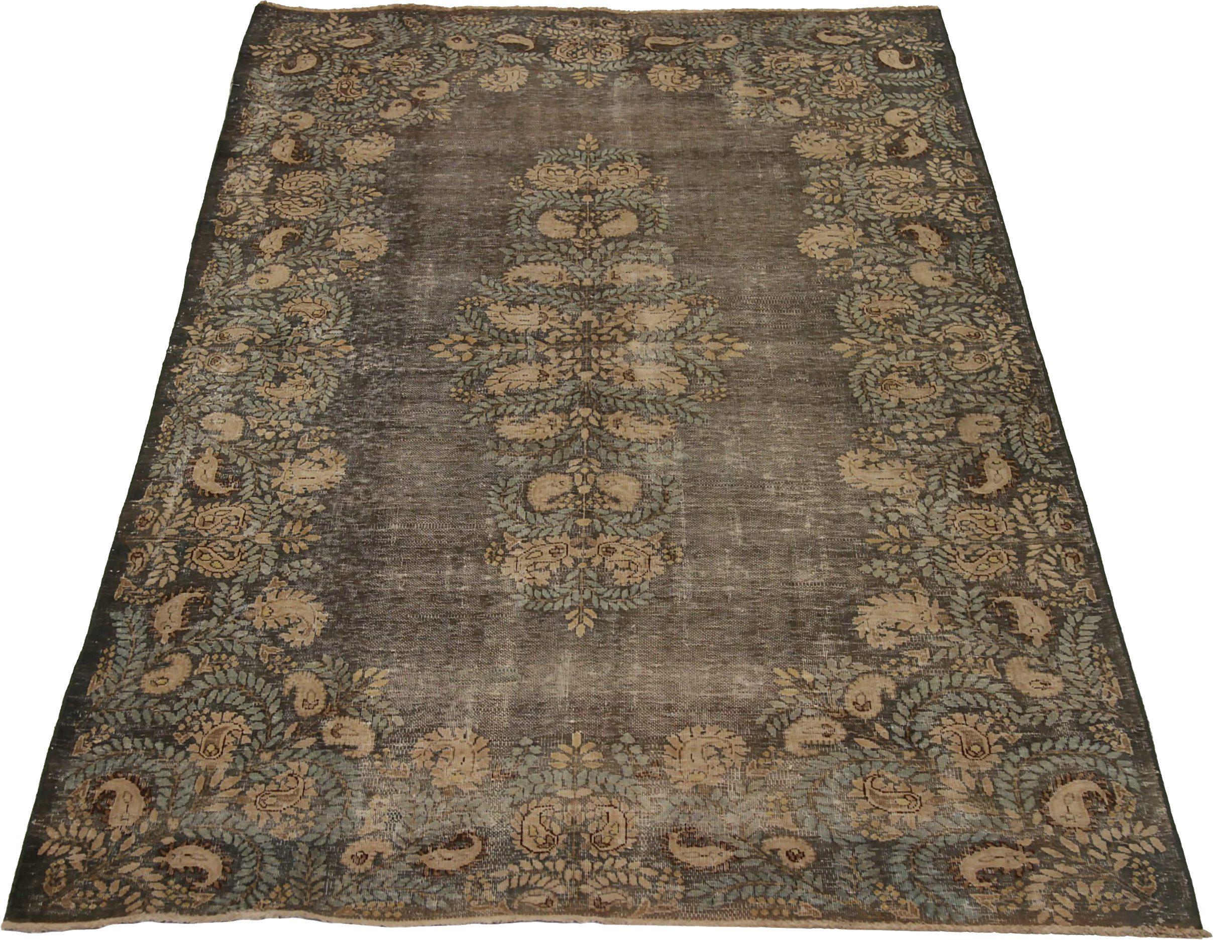 Entdecken Sie die Eleganz des persischen Kerman mit dem kleinen Teppich von ca. 1910. Dieses exklusive Design aus Wolle und BraunGrauElfenbein ist perfekt, um Ihren Raum zu verschönern.