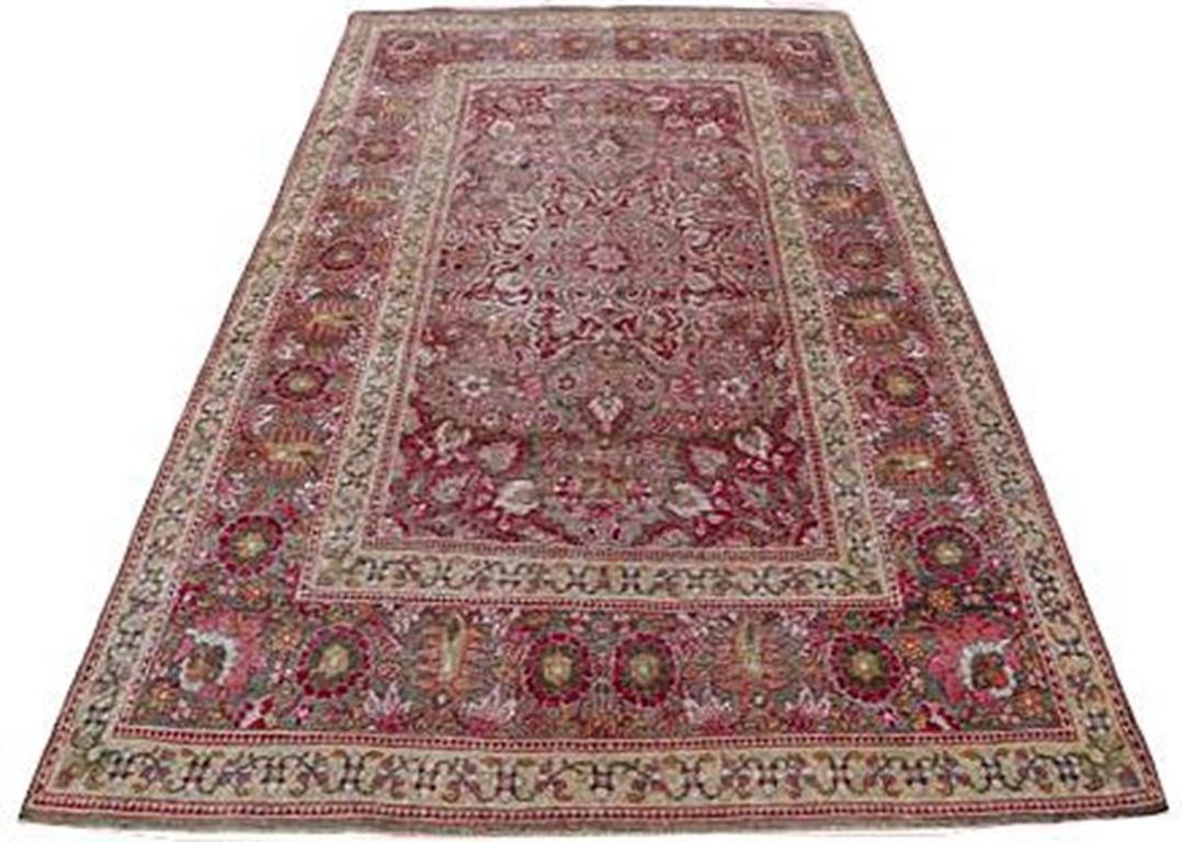 Entdecken Sie die Eleganz des persischen Kerman mit dem kleinen Teppich von ca. 1910. Dieses exklusive Design aus Wolle und GrayPinkRed ist perfekt, um Ihren Raum zu verschönern.