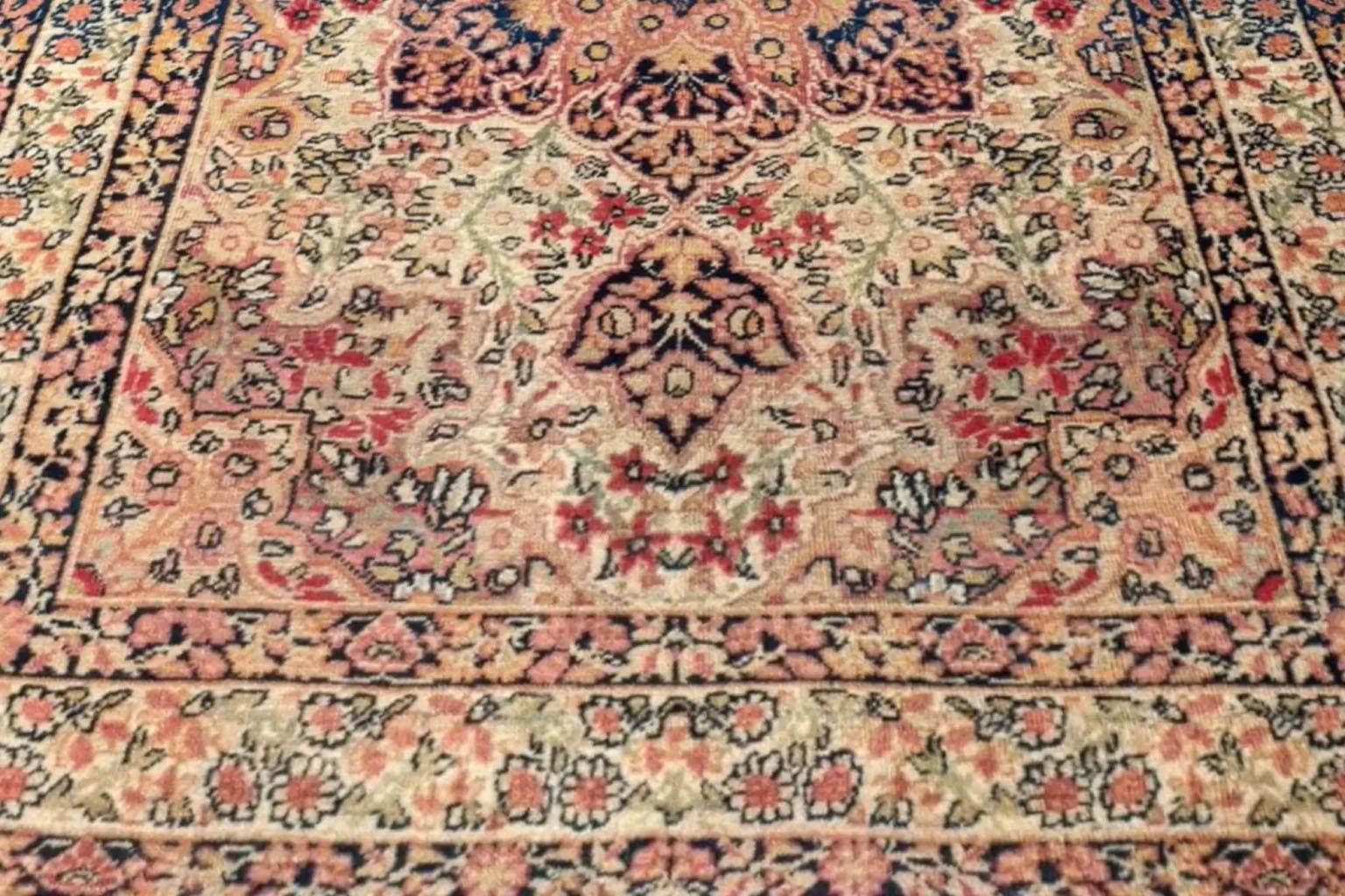 Alfombra Persa Kerman Pequeña Circa 1940 - Lana Marfil Rosa 73075 en Excelente estado para la venta en Dallas, TX