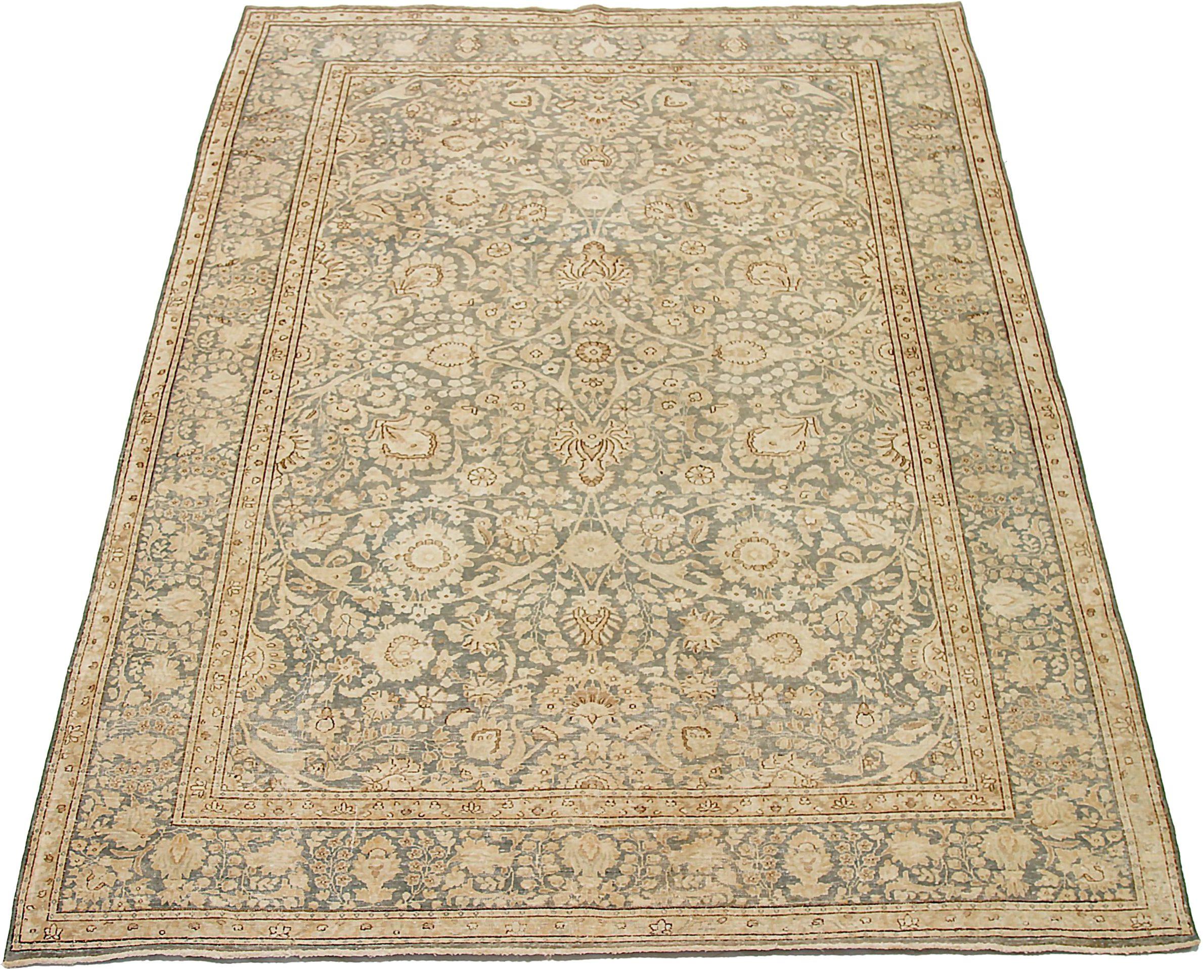 Entdecken Sie die Eleganz des persischen Kerman mit dem kleinen Teppich von ca. 1910. Dieses exklusive Design aus Wolle und Braun-Elfenbein ist perfekt, um Ihren Raum zu verschönern.
