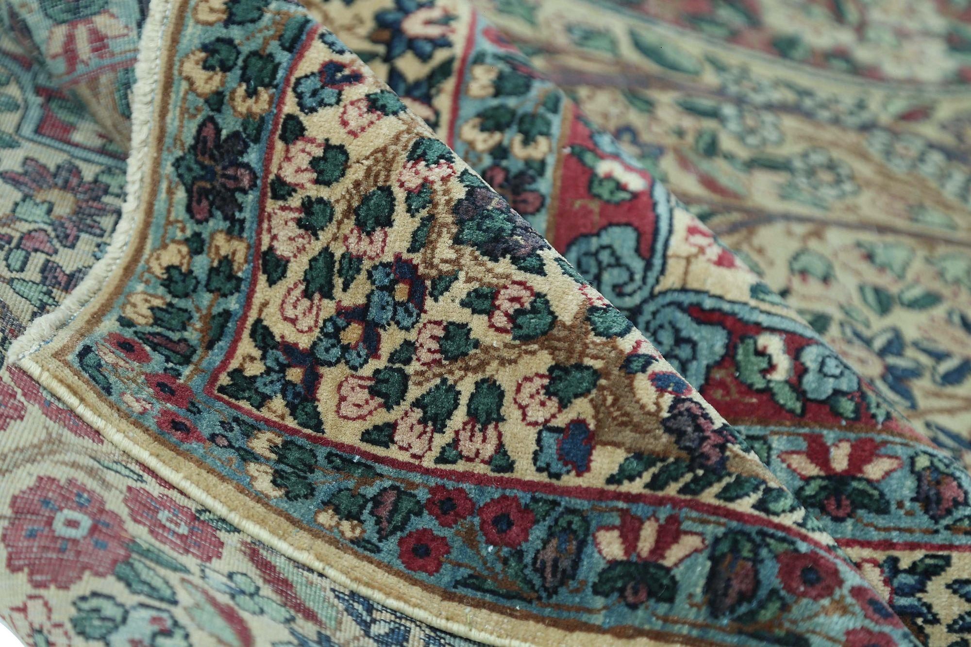 Entdecken Sie die Eleganz des persischen Kerman mit dem kleinen Teppich von ca. 1880. Dieses exklusive Design aus Wolle und Elfenbein ist perfekt, um Ihren Raum zu verschönern.
