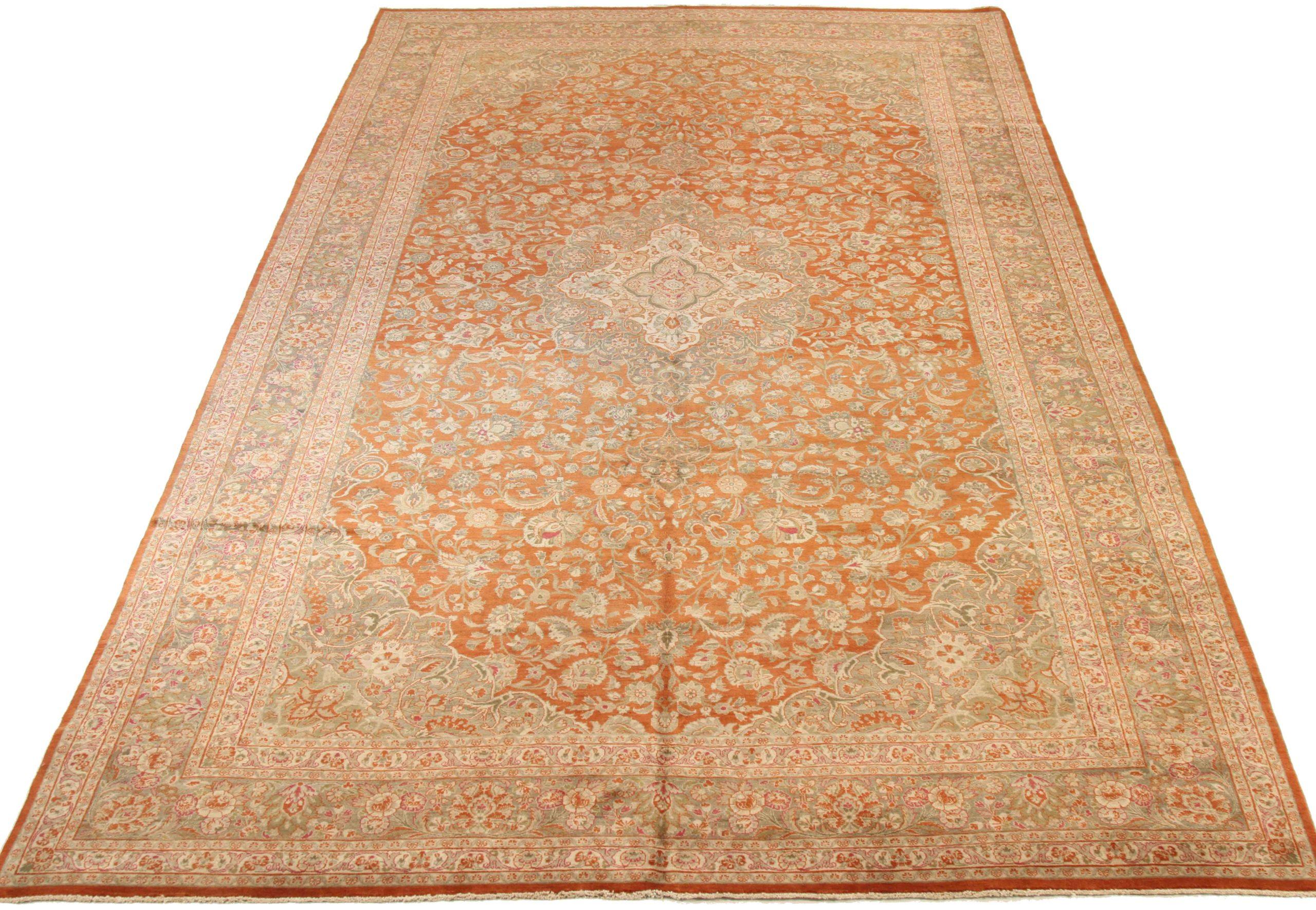 Entdecken Sie die Eleganz der persischen Kermanshah Teppiche. Dieses exklusive Design, das mit viel Liebe zum Detail entworfen wurde, ist perfekt, um Ihren Raum zu verschönern.