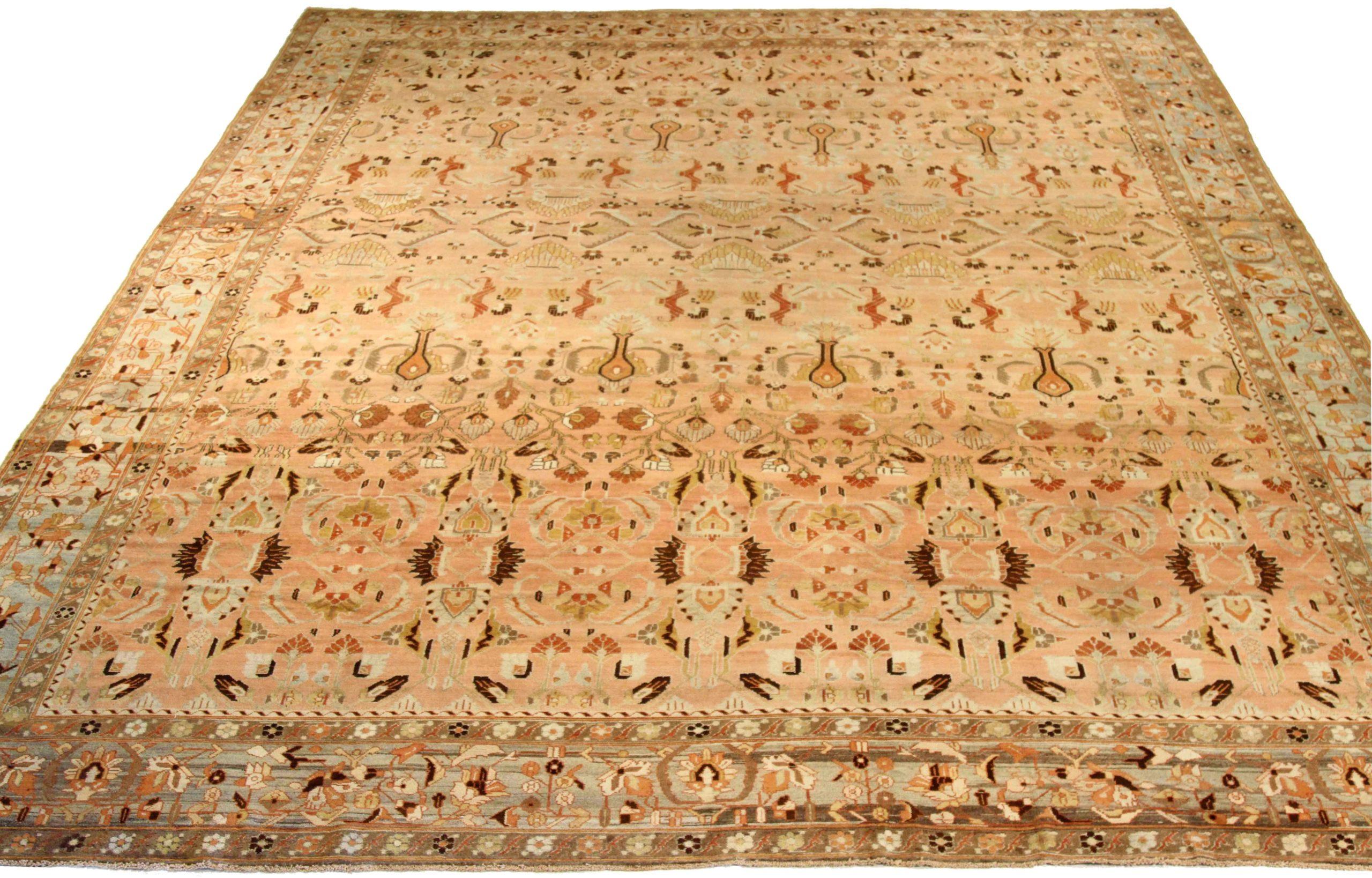 Entdecken Sie die Eleganz des persischen Kermanshah-Teppichs mit Übergröße aus der Zeit um 1880. Dieses exklusive Design aus Wolle und Braun-Elfenbein-Rosa ist perfekt, um Ihren Raum zu verschönern.