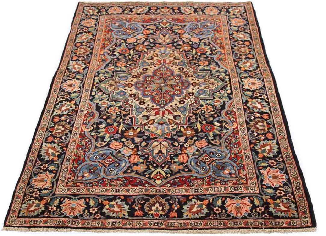 Entdecken Sie die Eleganz des persischen Kermanshah mit dem kleinen Teppich CIRCA 1910. Dieses exklusive Design in den Farben Wolle und BlauElfenbeinMarineblauRot ist perfekt, um Ihren Raum zu verschönern.
