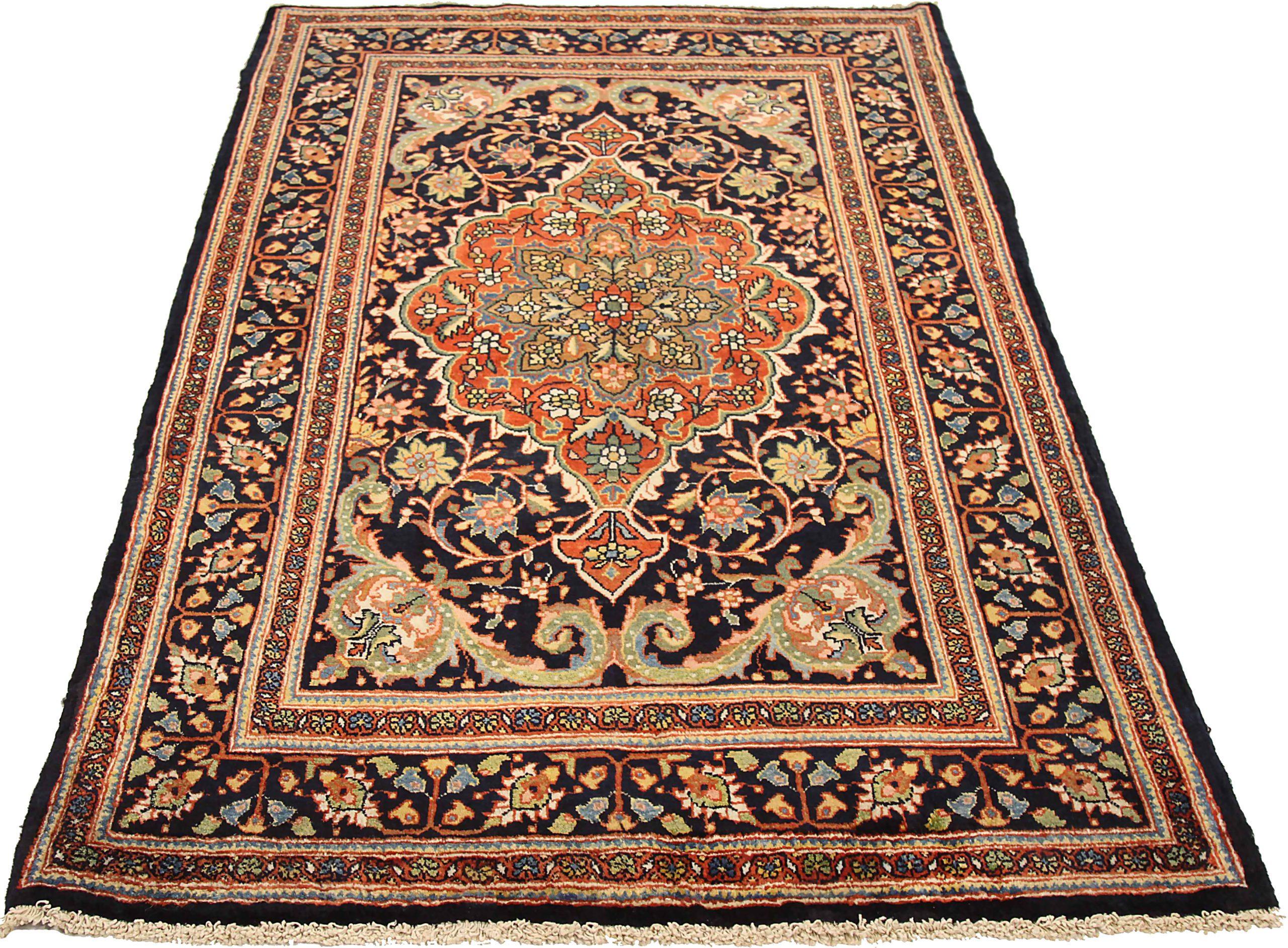 Entdecken Sie die Eleganz des persischen Kermanshah mit dem kleinen Teppich CIRCA 1910. Dieses exklusive Design aus Wolle und ElfenbeinMarineblauRot ist perfekt, um Ihren Raum zu verschönern.
