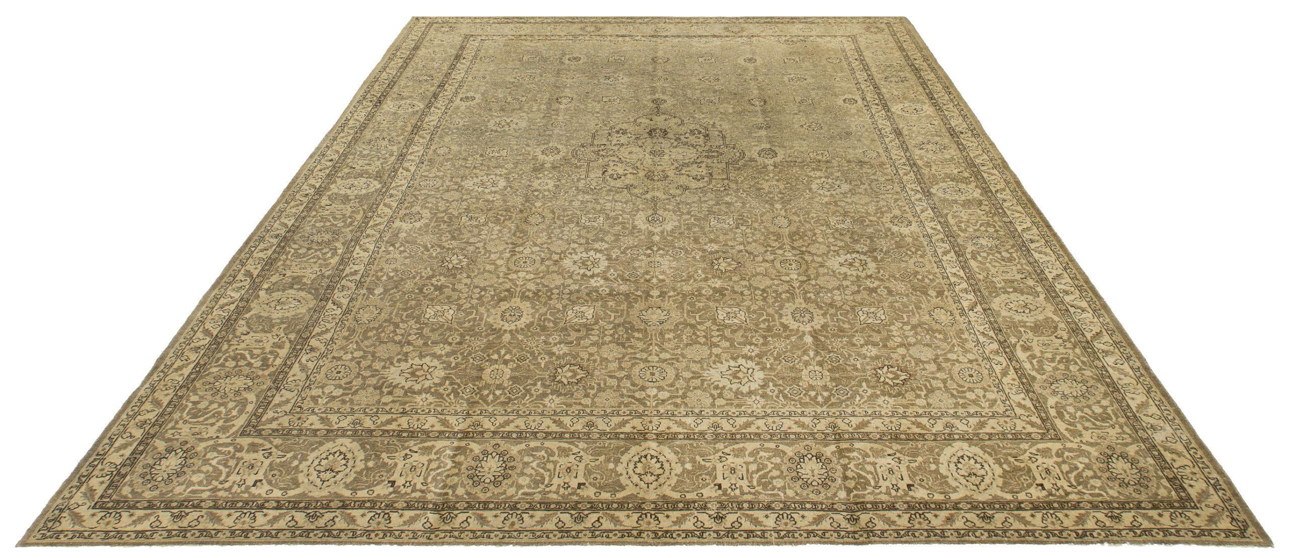 Entdecken Sie die Eleganz des persischen Khoi mit Teppichen um 1880. Dieses exklusive Design, das mit viel Liebe zum Detail entworfen wurde, ist perfekt, um Ihren Raum zu verschönern.