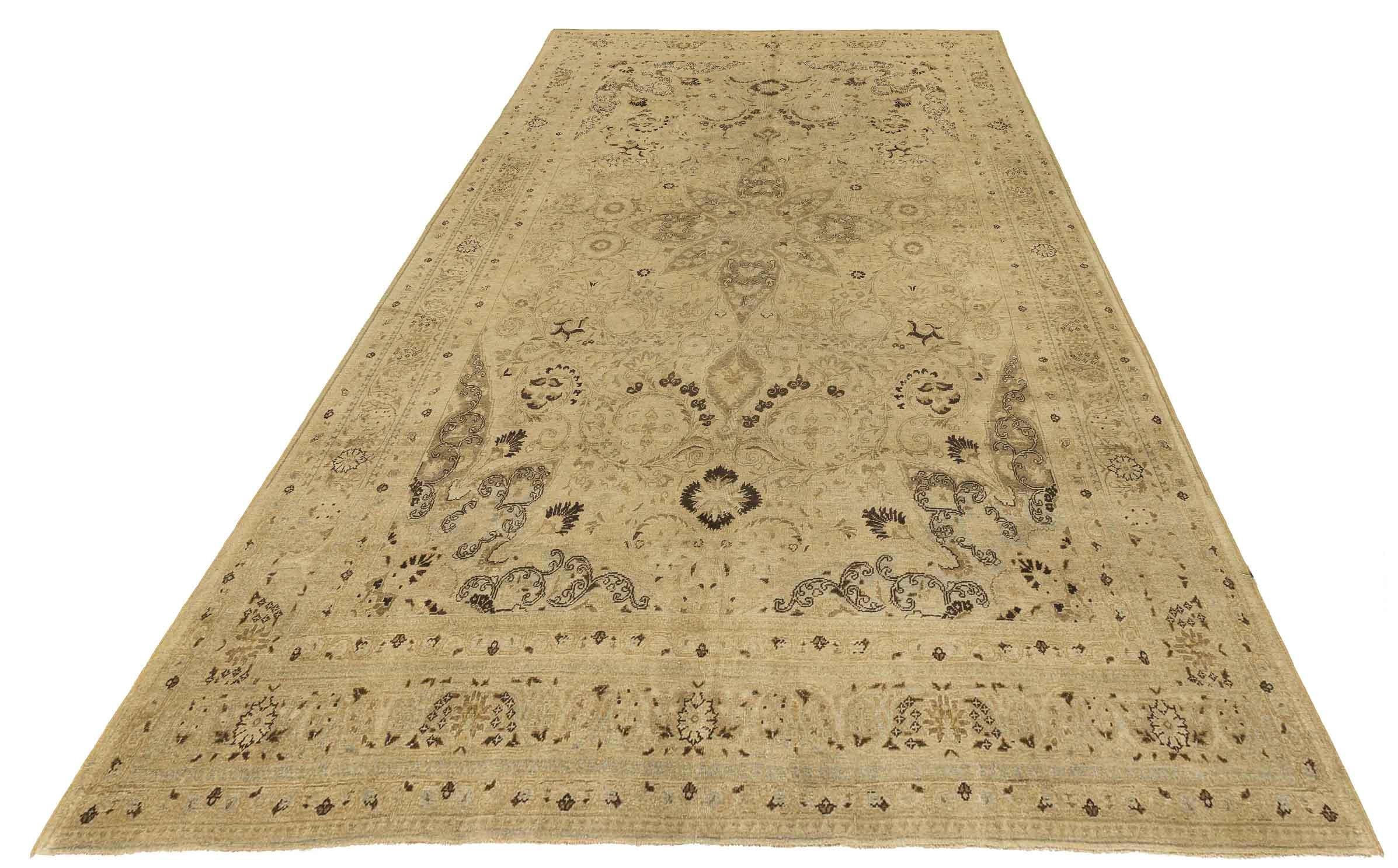 Entdecken Sie die Eleganz des persischen Khoi mit Teppichen um 1880. Dieses exklusive Design, das mit viel Liebe zum Detail entworfen wurde, ist perfekt, um Ihren Raum zu verschönern.
