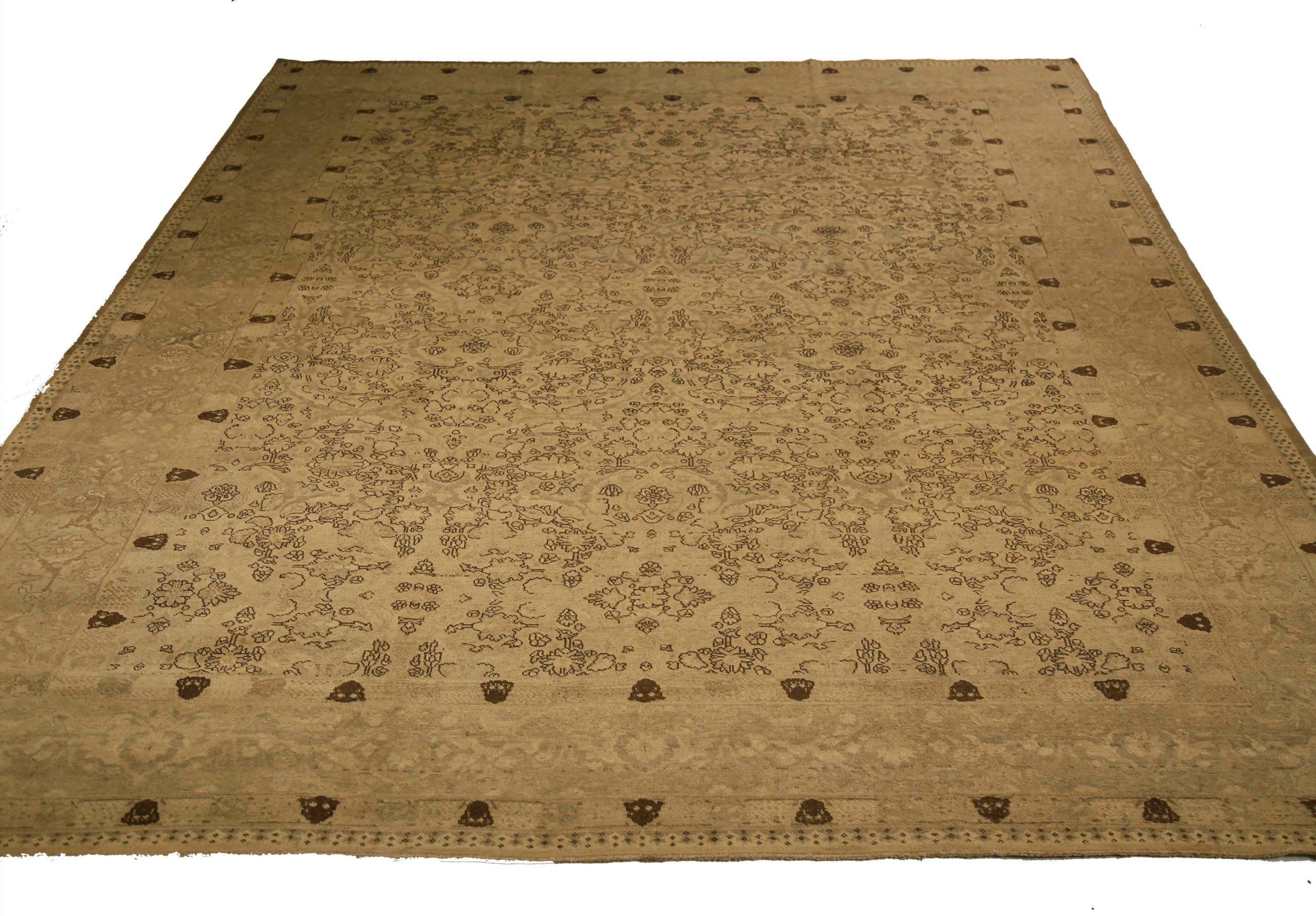 Entdecken Sie die Eleganz des persischen Khoi mit Teppichen um 1880. Dieses exklusive Design, das mit viel Liebe zum Detail entworfen wurde, ist perfekt, um Ihren Raum zu verschönern.