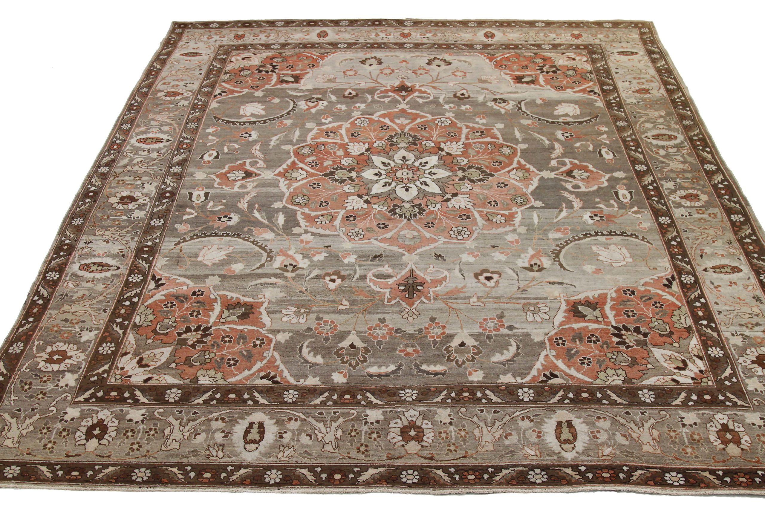Entdecken Sie die Eleganz des persischen Khoi mit Teppichen um 1880. Dieses exklusive Design, das mit viel Liebe zum Detail entworfen wurde, ist perfekt, um Ihren Raum zu verschönern.