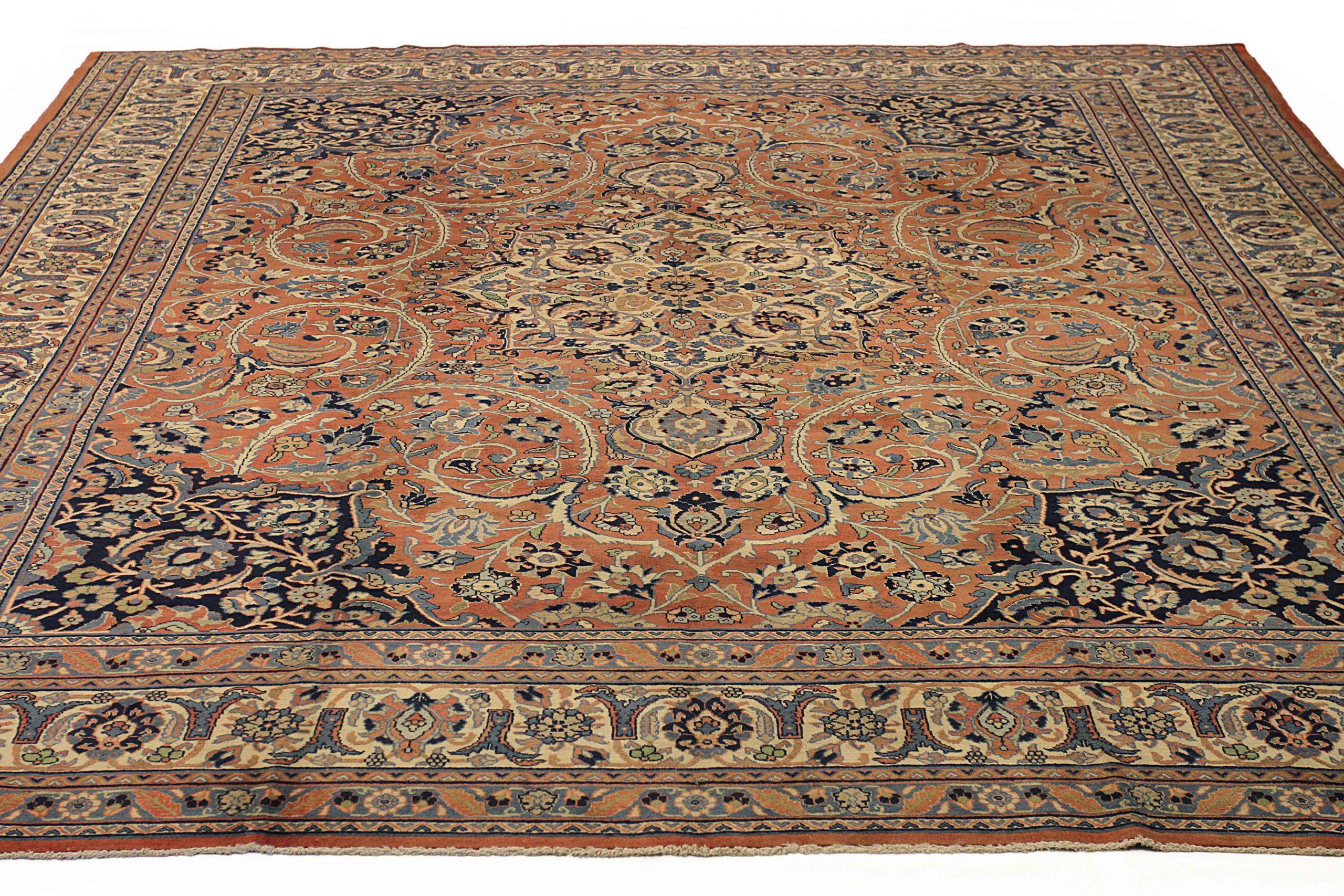 Entdecken Sie die Eleganz des persischen Khoi mit Teppichen um 1880. Dieses exklusive Design, das mit viel Liebe zum Detail entworfen wurde, ist perfekt, um Ihren Raum zu verschönern.
