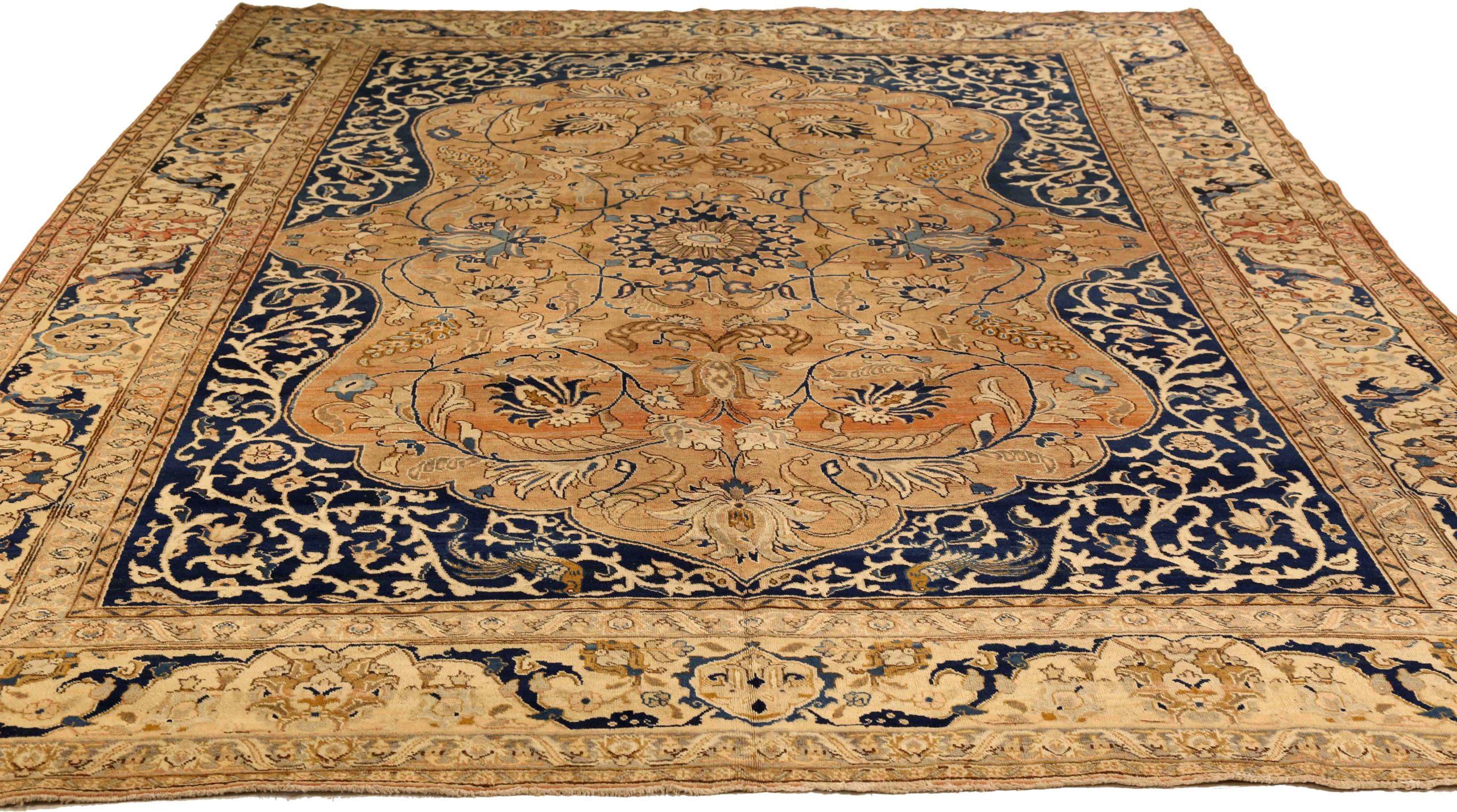 Descubre la elegancia de las alfombras persas Khoi de Circa 1880. Diseñado con lana y colores marfil, azul marino y rosa, este diseño exclusivo es perfecto para realzar tu espacio.