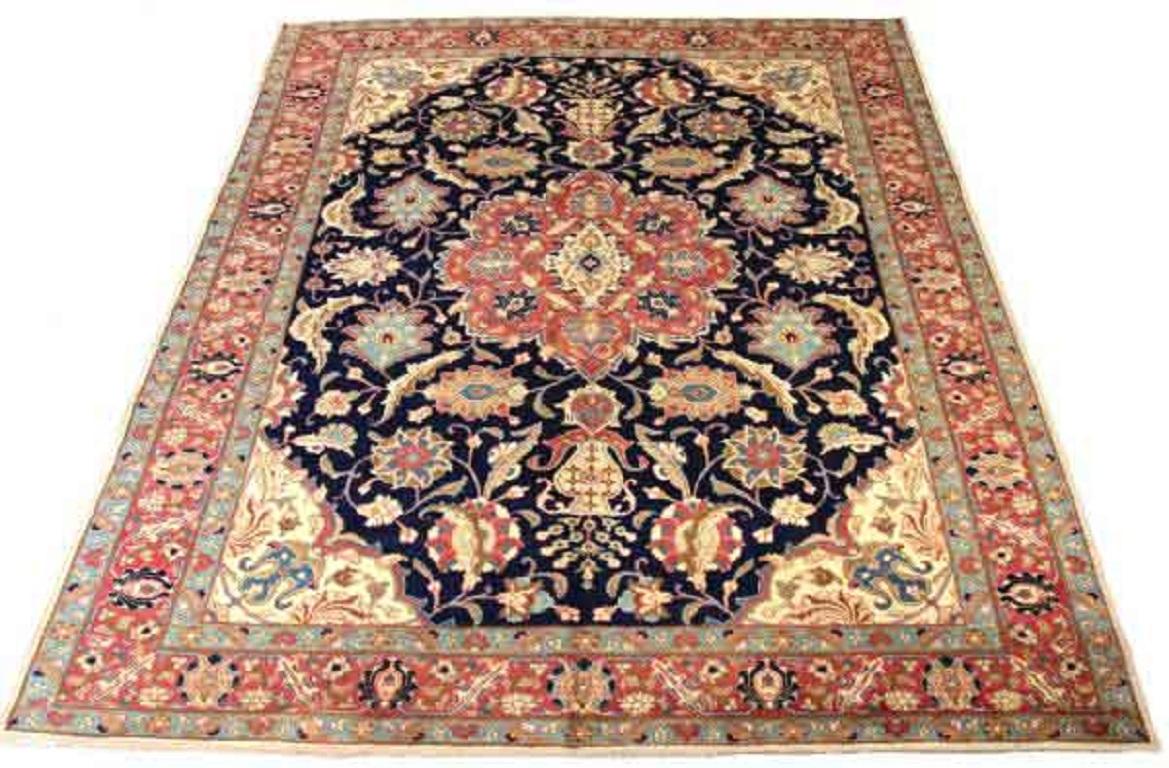 Entdecken Sie die Eleganz des persischen Khoi mit Teppichen um 1910. Dieses exklusive Design aus Wolle und ElfenbeinMarineblauRot ist perfekt, um Ihren Raum zu verschönern.
