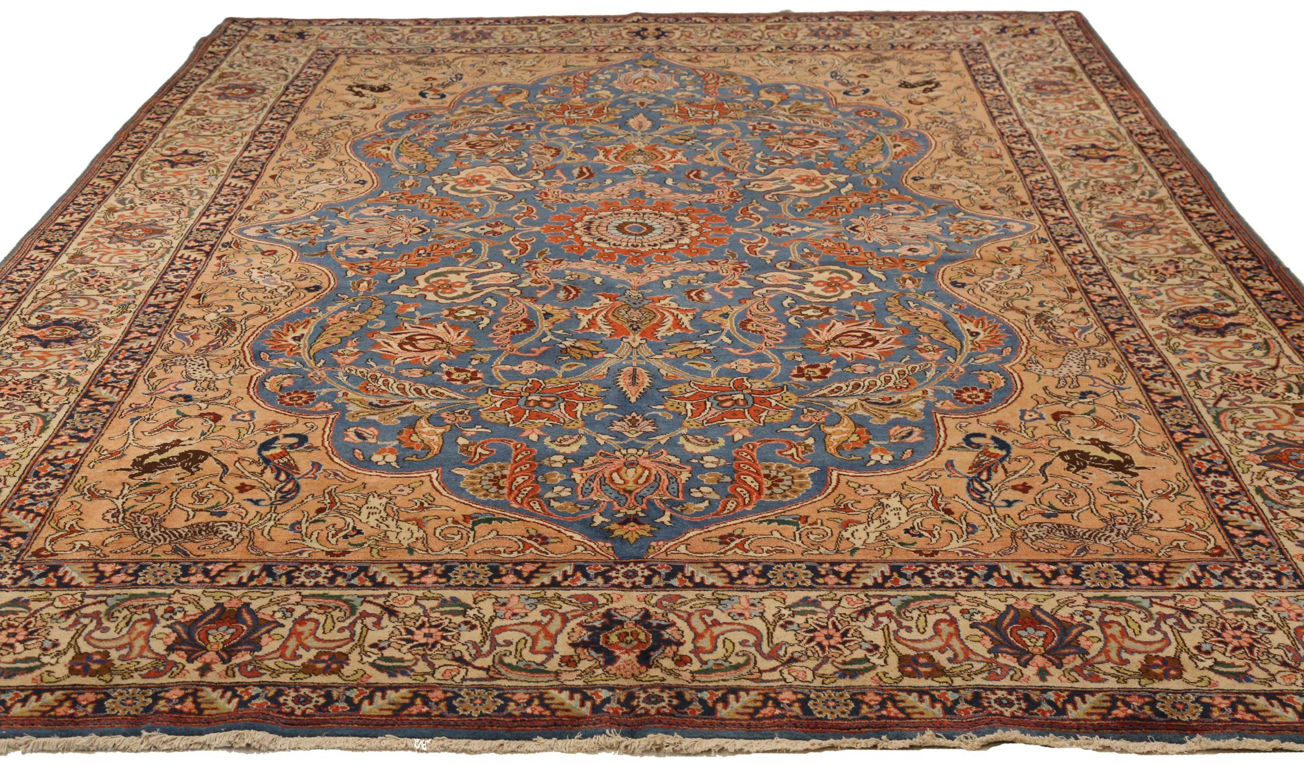 Entdecken Sie die Eleganz des persischen Khoi mit Teppichen um 1940. Dieses exklusive Design aus Wolle und BlauElfenbeinRotTaupe ist perfekt, um Ihren Raum zu verschönern.