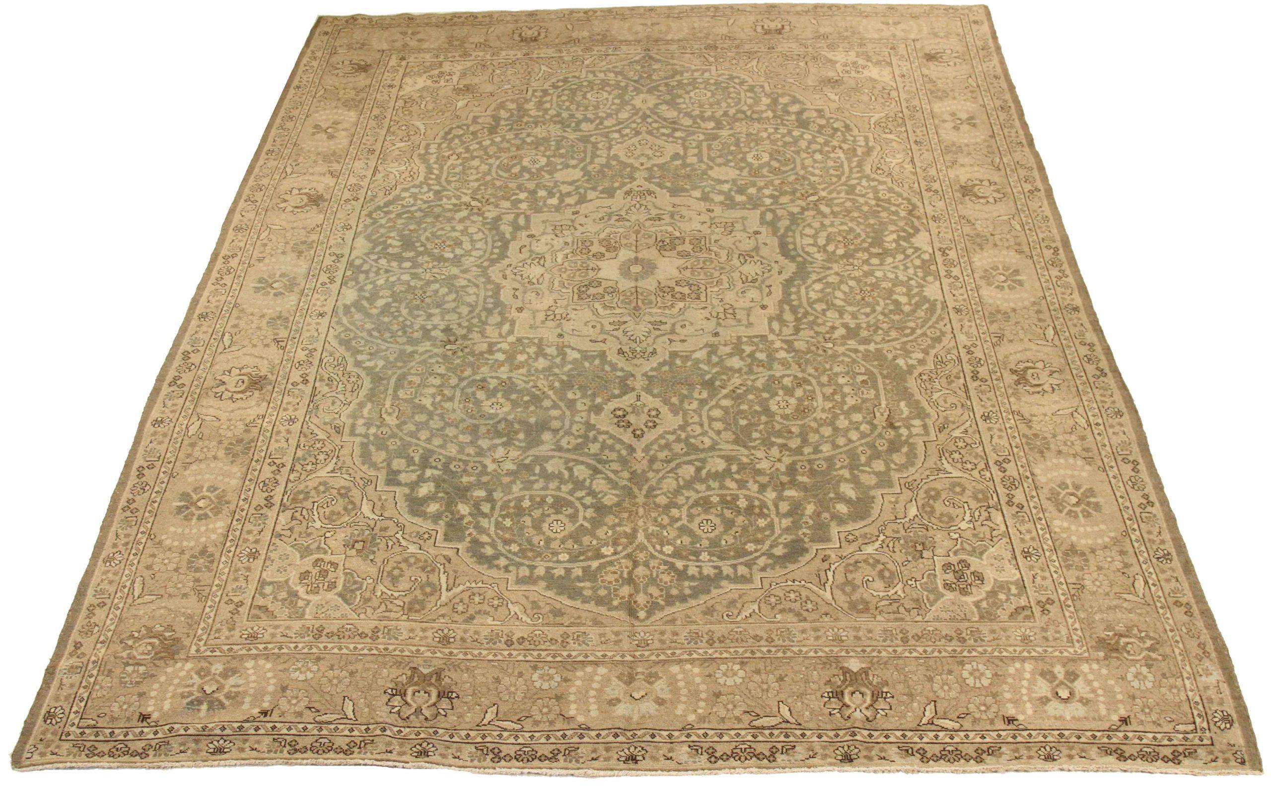Découvrez l'élégance des tapis persans en khoi. Conçu avec une attention méticuleuse aux détails, ce design exclusif est parfait pour mettre en valeur votre espace.