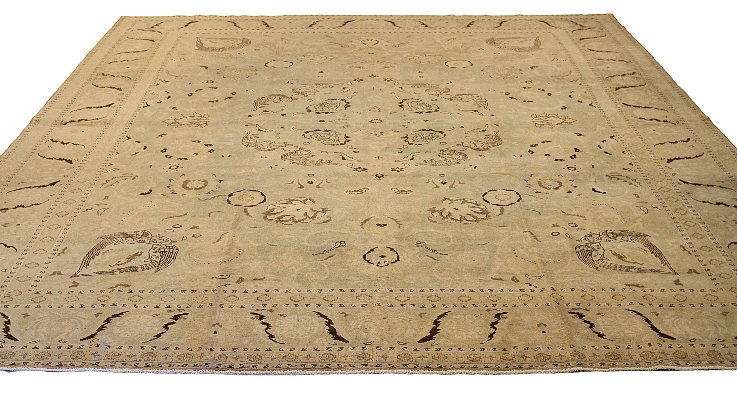 Descubre la elegancia de las alfombras persas Khoi. Diseñado con meticulosa atención al detalle, este diseño exclusivo es perfecto para realzar tu espacio.