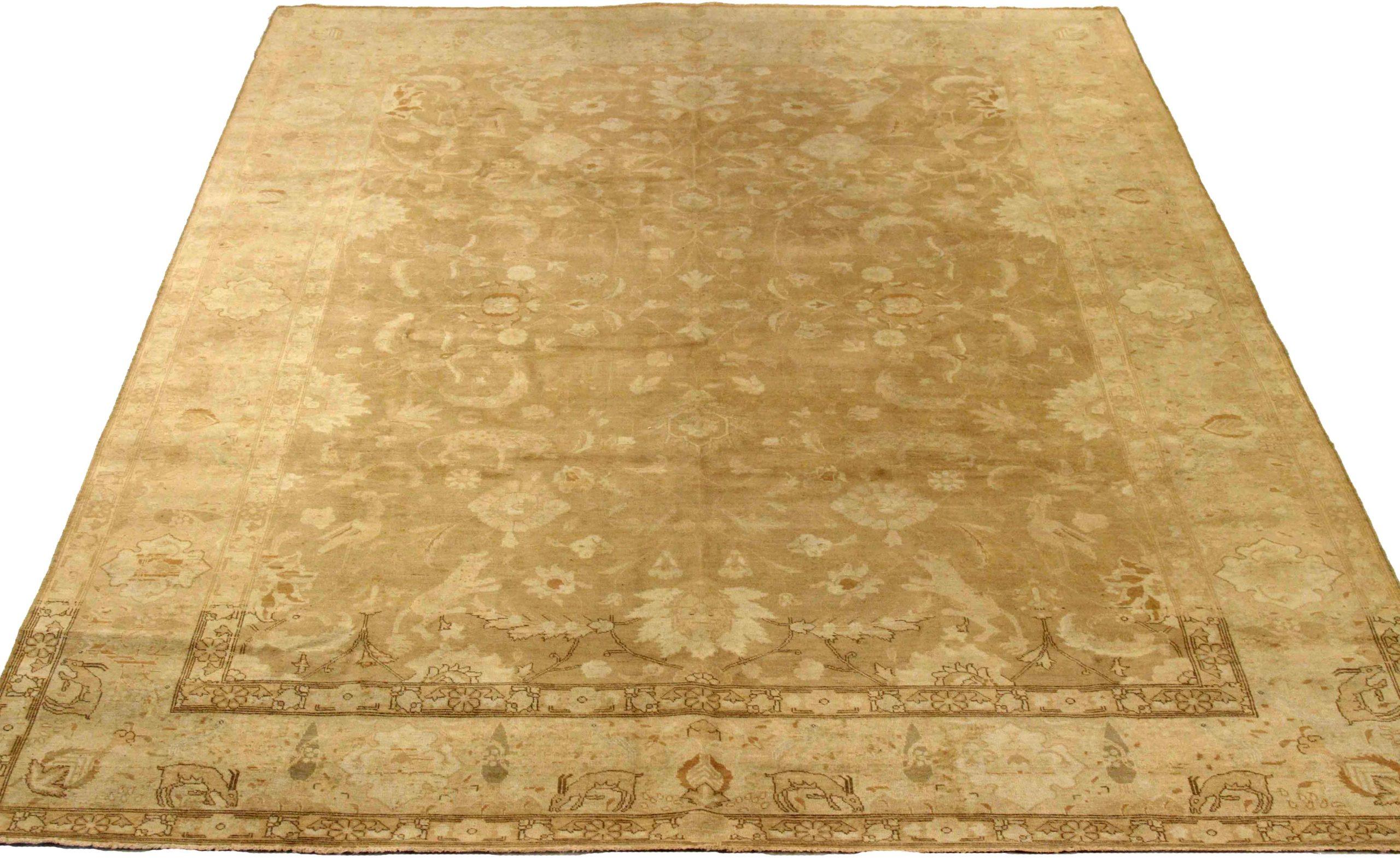 Scopri l'eleganza dei tappeti persiani Khoi, caratterizzati da tappeti d'area CIRCA del 1910. Progettato in lana e marrone-avorio, questo design esclusivo è perfetto per valorizzare il tuo spazio.