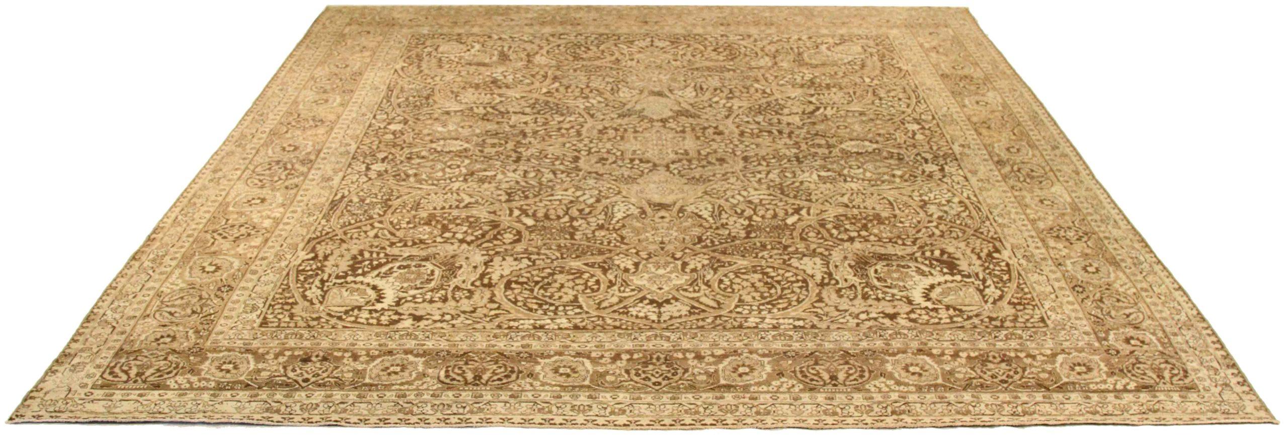 Scopri l'eleganza dei tappeti persiani Khoi, caratterizzati da tappeti d'area CIRCA del 1910. Progettato in lana e marrone-avorio, questo design esclusivo è perfetto per valorizzare il tuo spazio.