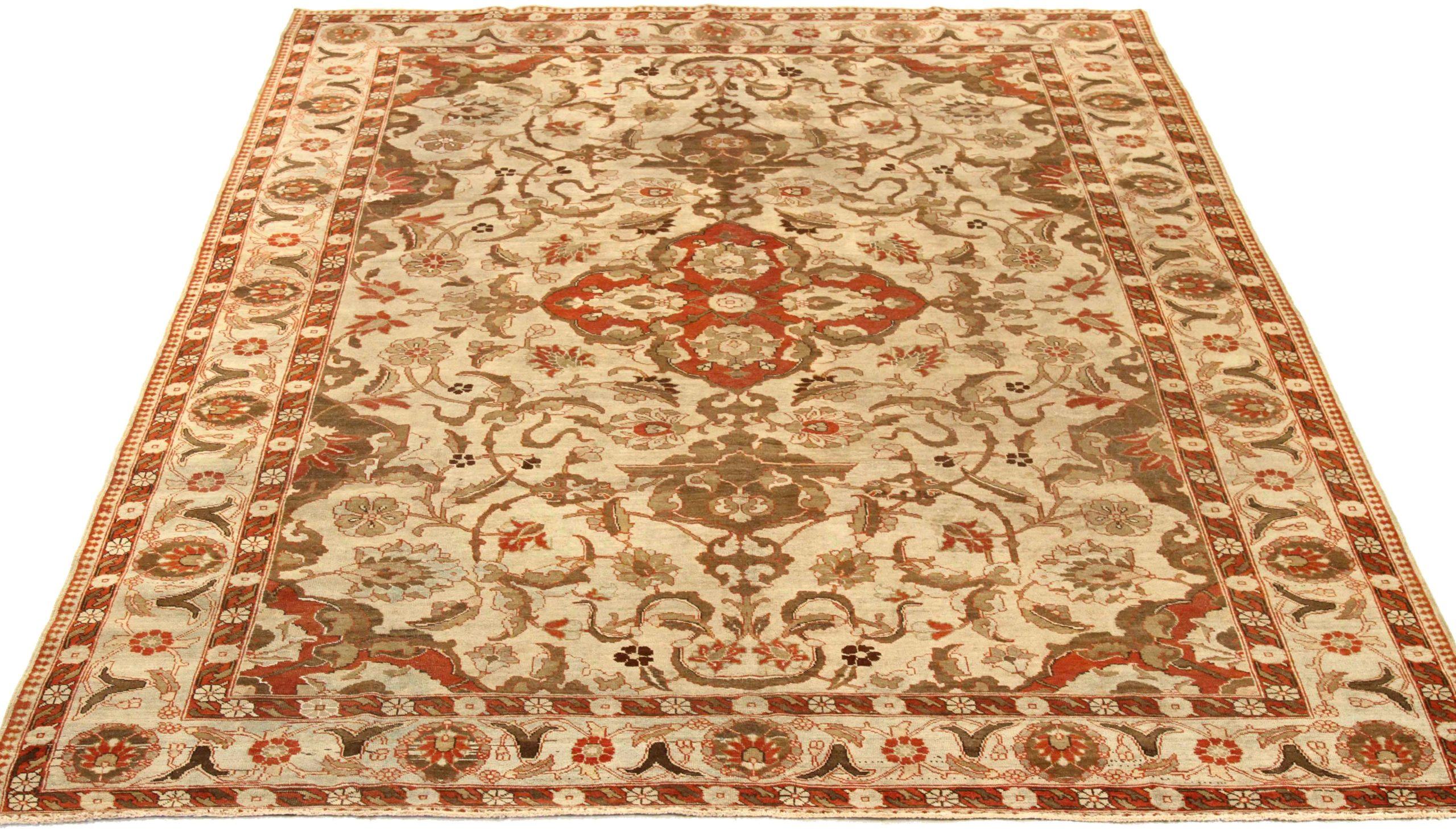 Scopri l'eleganza dei tappeti persiani Khoi, caratterizzati da tappeti d'area CIRCA del 1880. Progettato con lana e marrone-avorio-rosso, questo design esclusivo è perfetto per valorizzare il tuo spazio.
