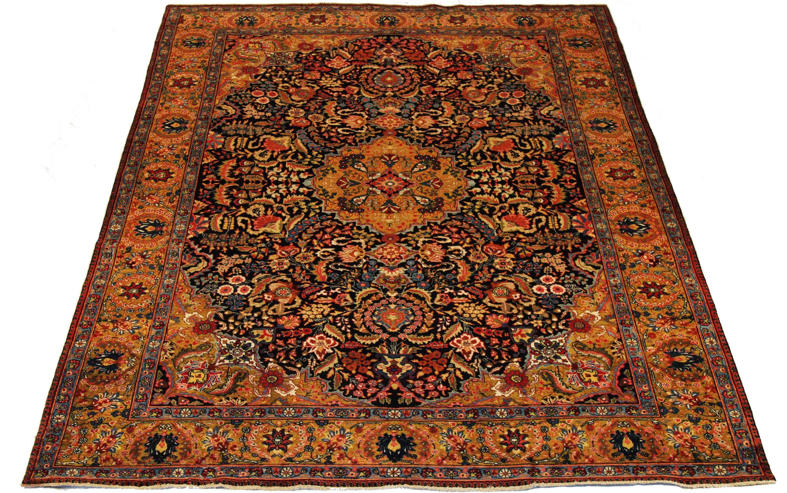 Scopri l'eleganza del Khoi persiano, caratterizzato da una splendida lavorazione artigianale del 1880 circa. Progettato con una meticolosa attenzione ai dettagli, questo design esclusivo è perfetto per valorizzare il tuo spazio.