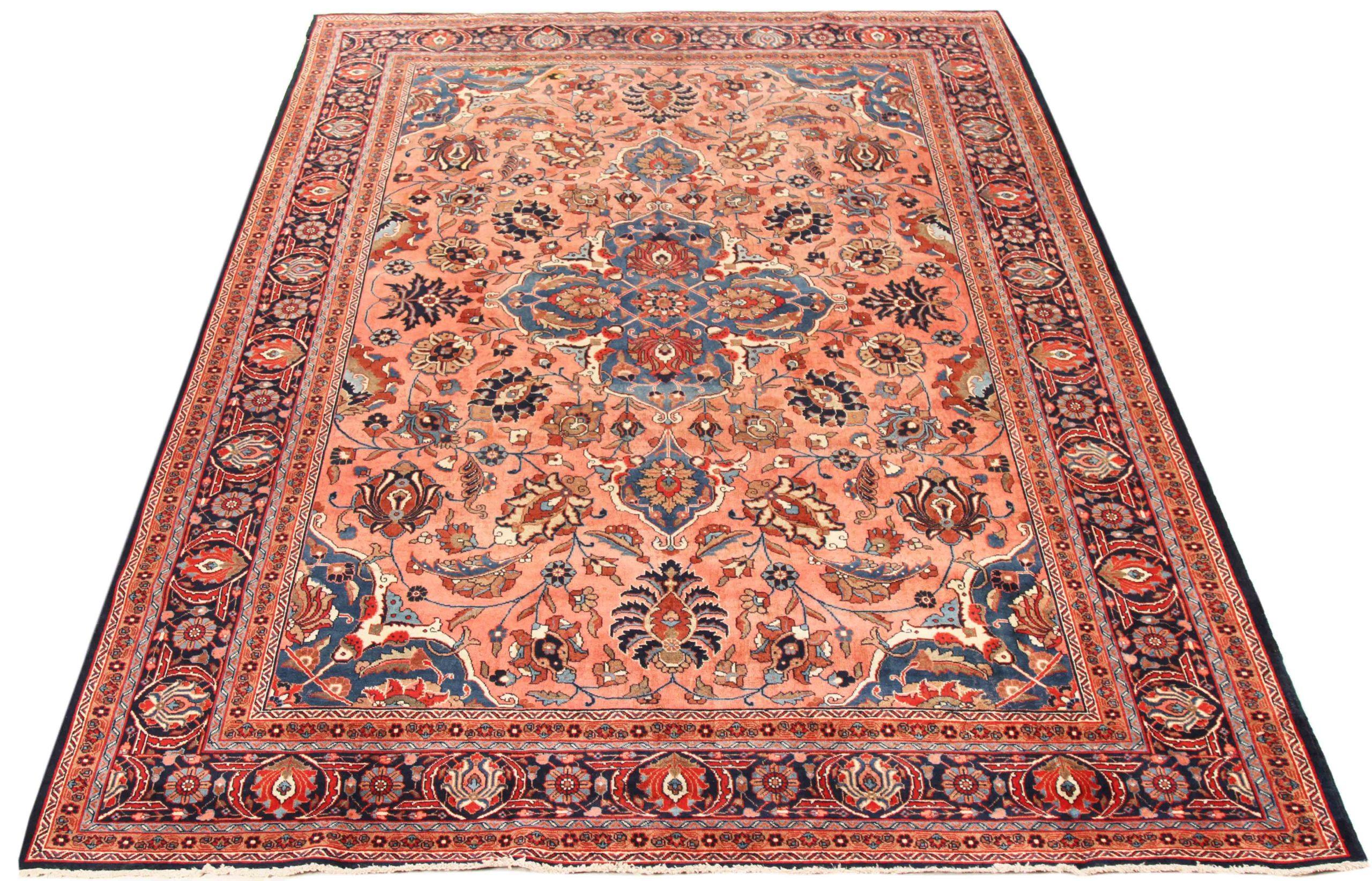 Scopri l'eleganza del Khoi persiano, caratterizzato da una splendida lavorazione artigianale del 1880 circa. Progettato con una meticolosa attenzione ai dettagli, questo design esclusivo è perfetto per valorizzare il tuo spazio.