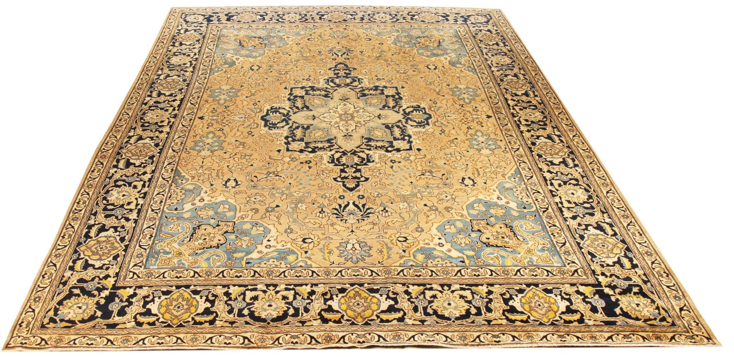 Entdecken Sie die Eleganz des persischen Khoi mit seiner wunderschönen Handwerkskunst aus der Zeit um 1880. Dieses exklusive Design, das mit viel Liebe zum Detail entworfen wurde, ist perfekt, um Ihren Raum zu verschönern.