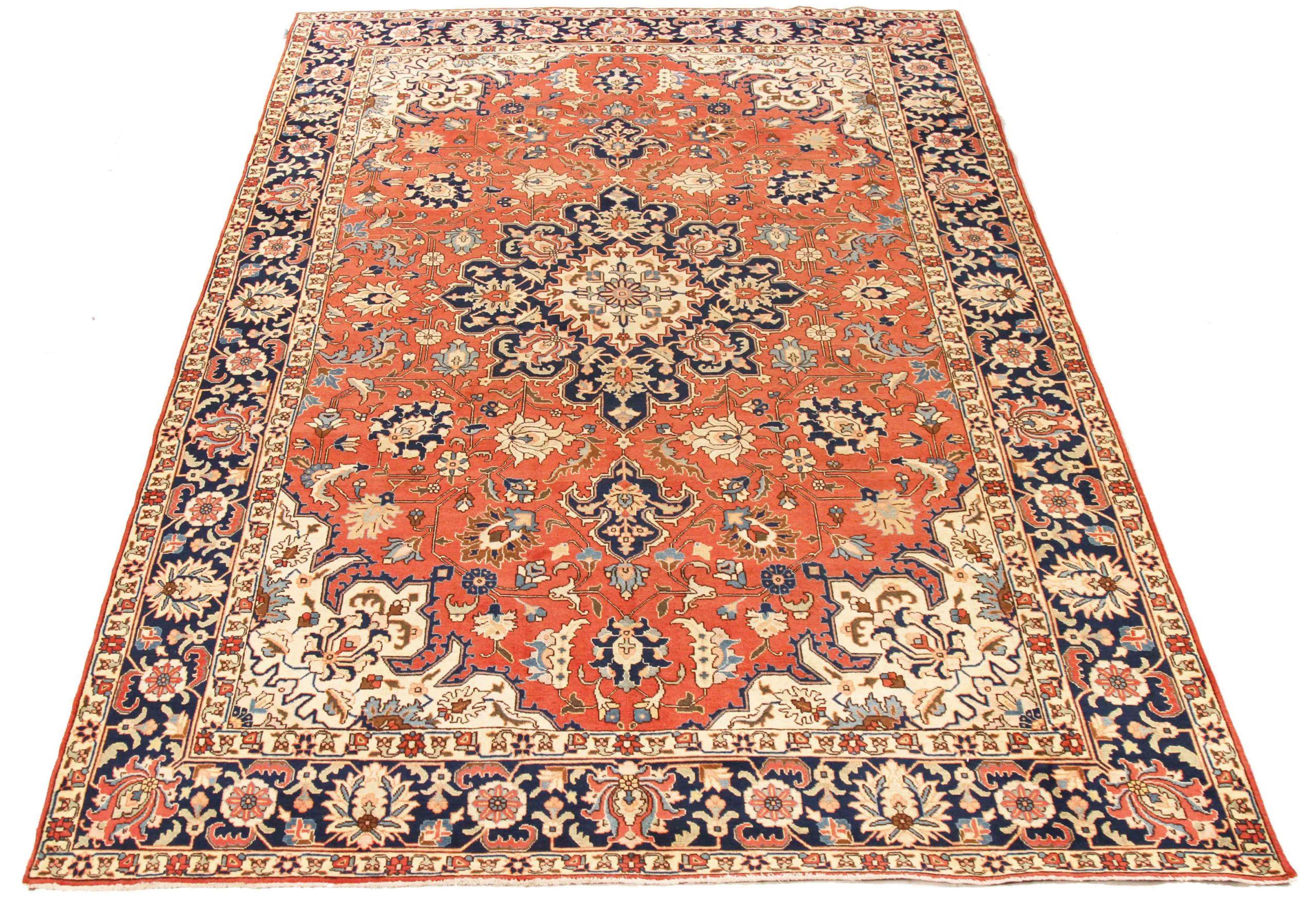 Descubre la elegancia del Khoi persa con su bella artesanía de Circa 1880. Diseñado con meticulosa atención al detalle, este diseño exclusivo es perfecto para realzar tu espacio.
